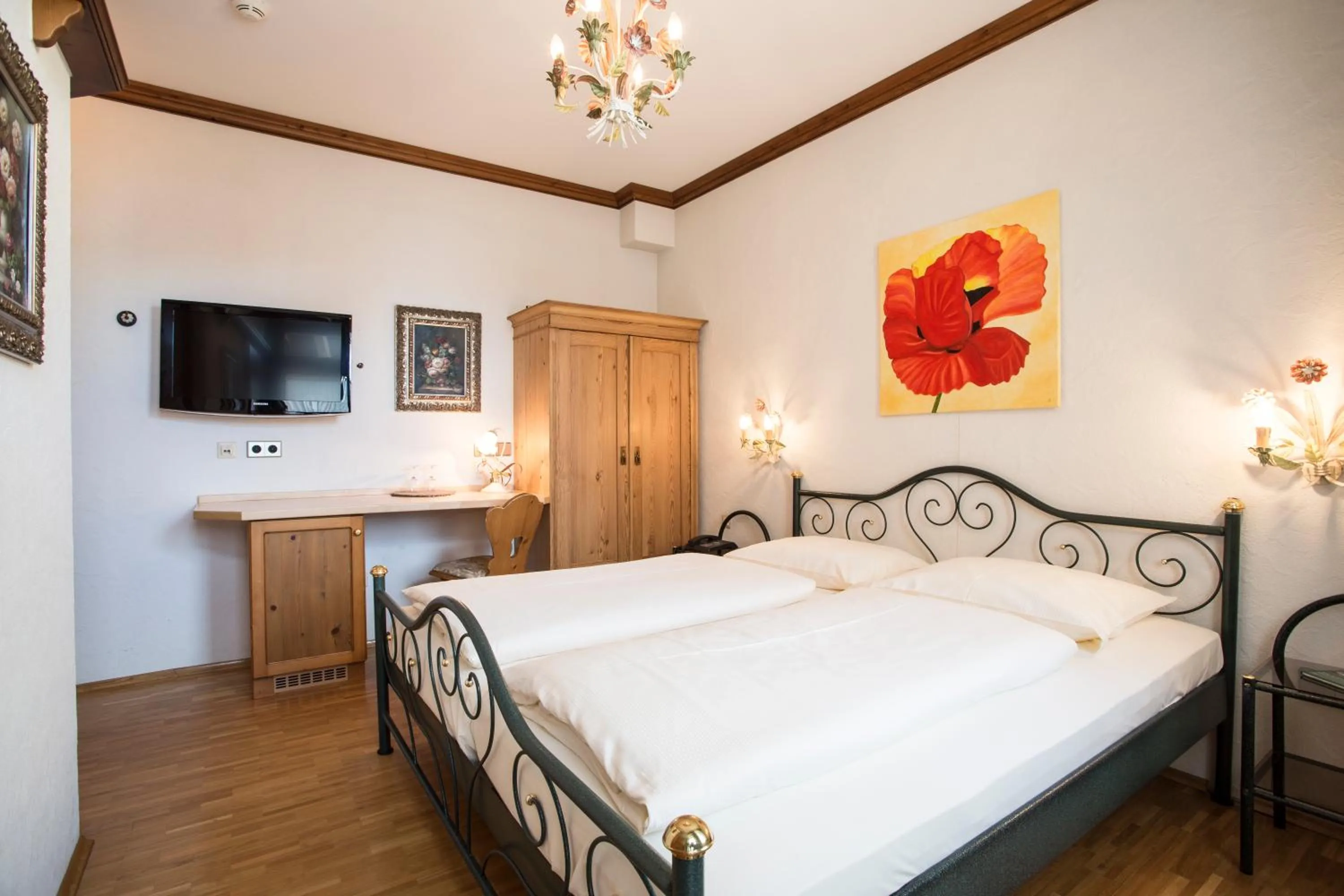 Photo of the whole room, Bed in Meiser Rosenstuben Hotel