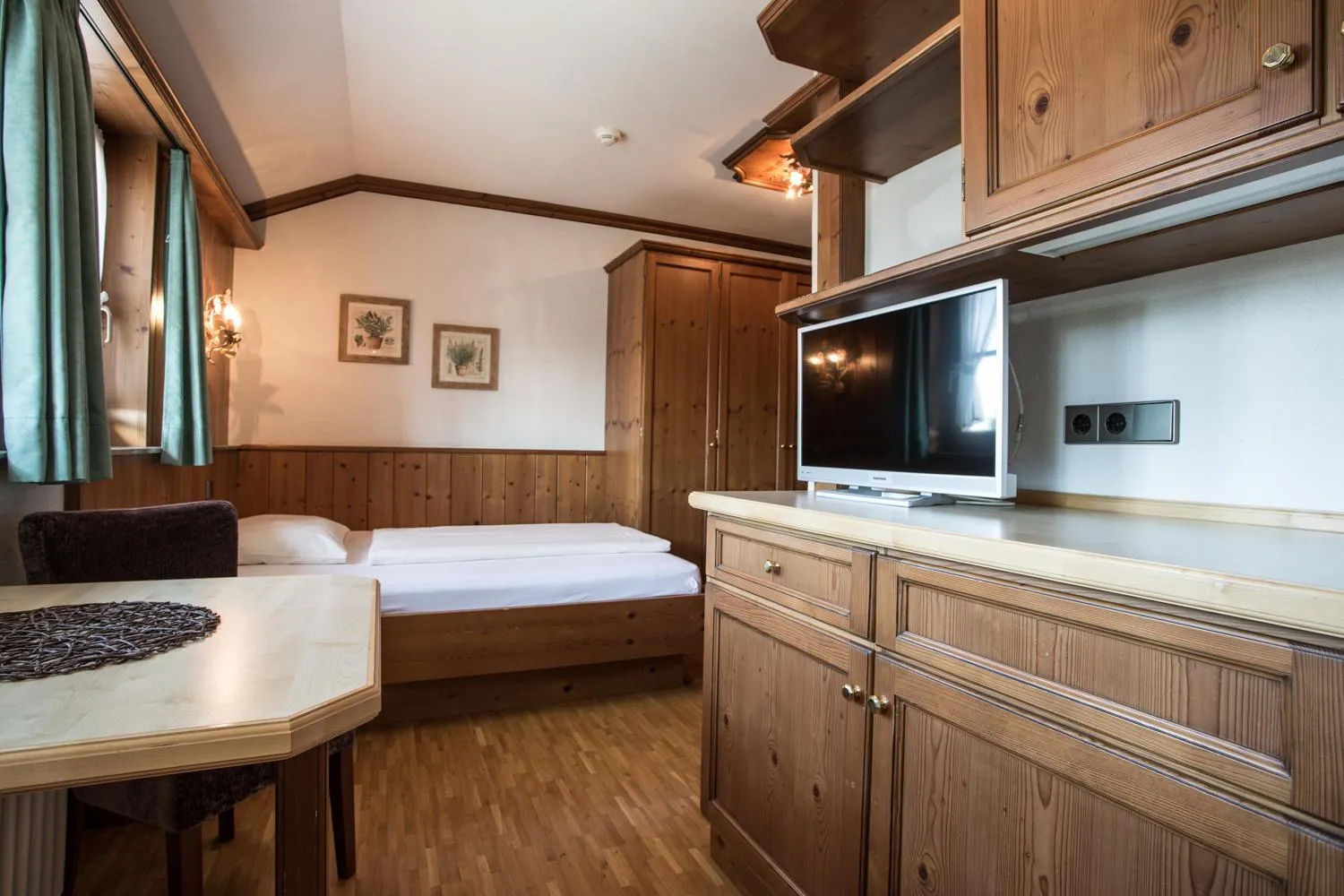 Photo of the whole room, Bed in Meiser Rosenstuben Hotel