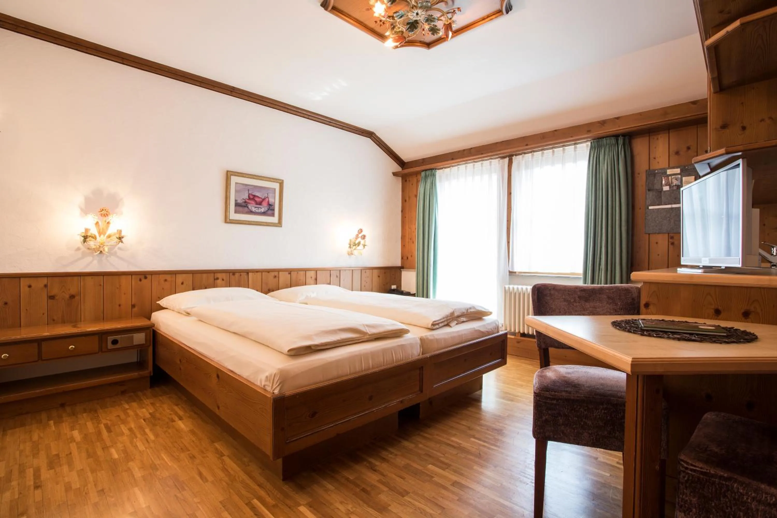 Photo of the whole room, Bed in Meiser Rosenstuben Hotel