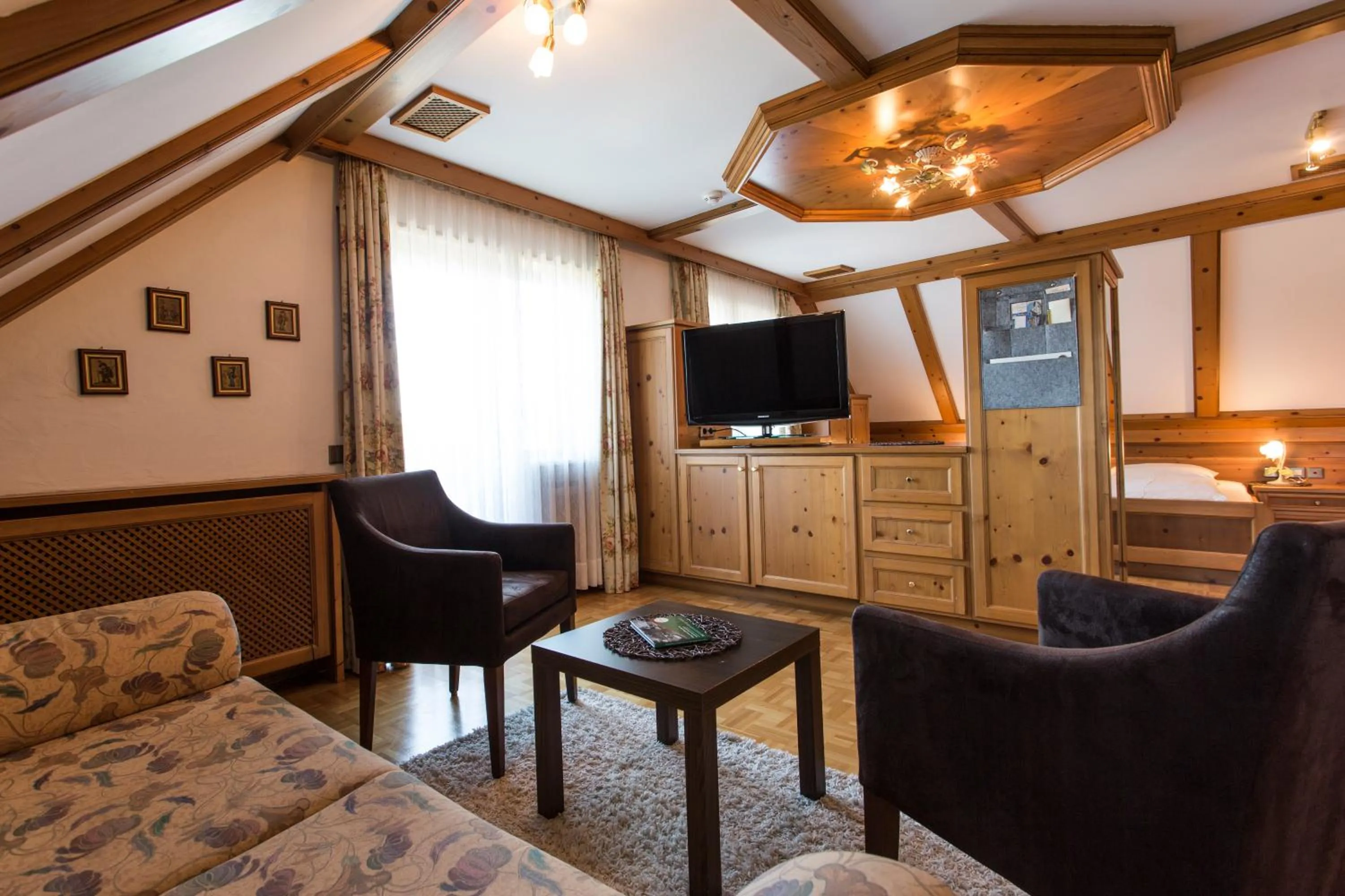 Photo of the whole room in Meiser Rosenstuben Hotel