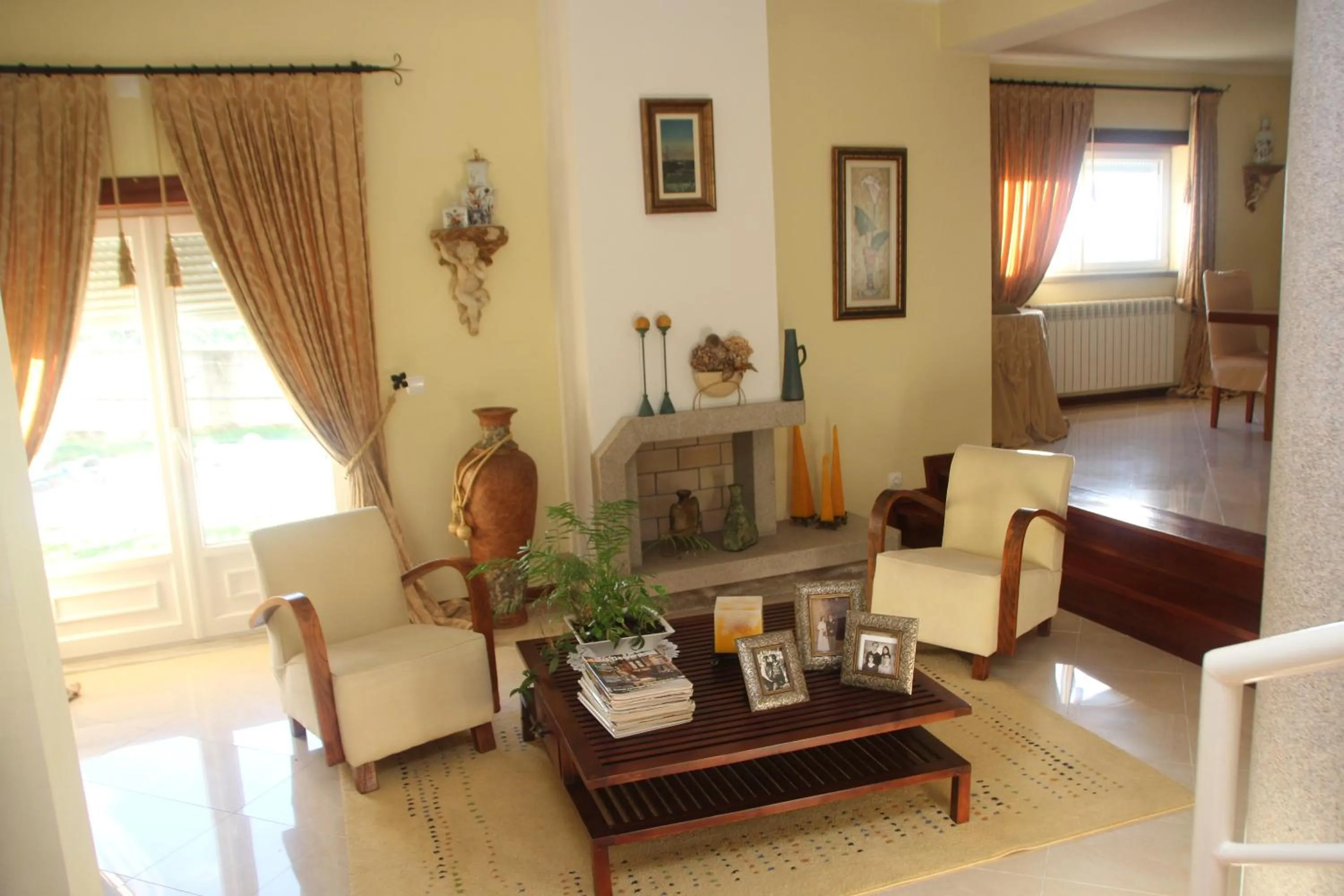 Communal lounge/ TV room in Quartos em vivenda serra da Estrela