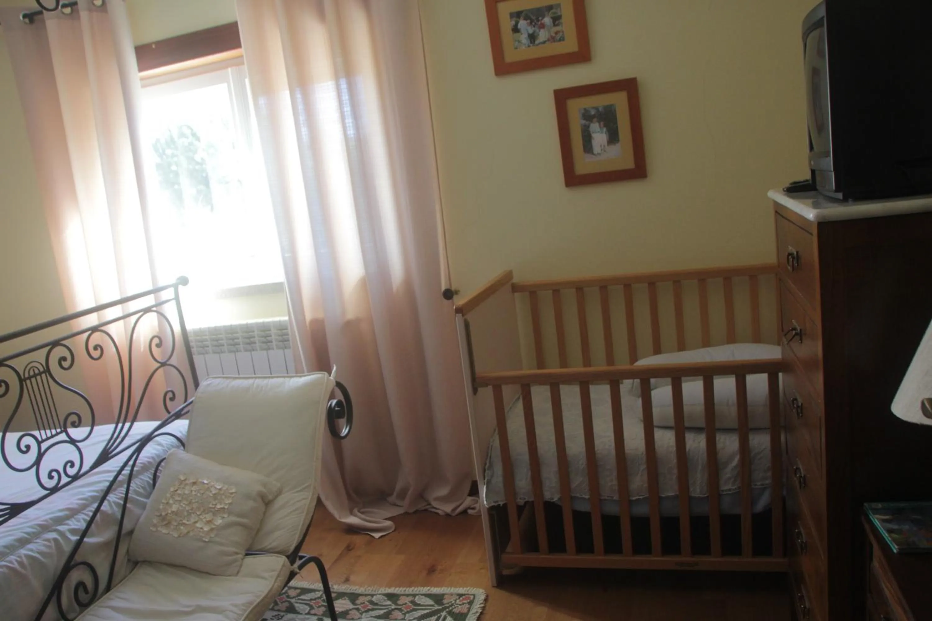 Photo of the whole room, Bed in Quartos em vivenda serra da Estrela