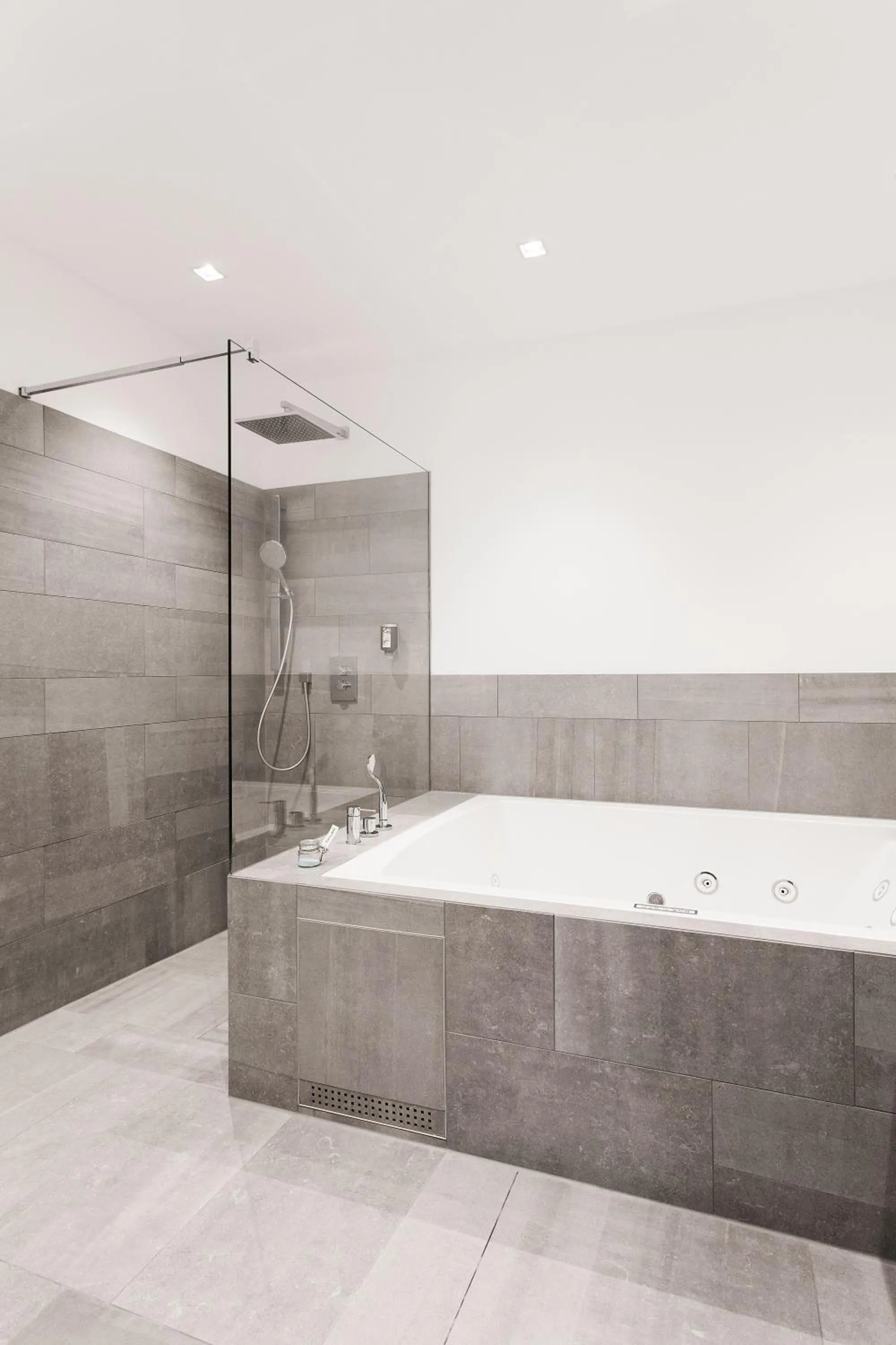 Shower in 1st Floor Köln 2