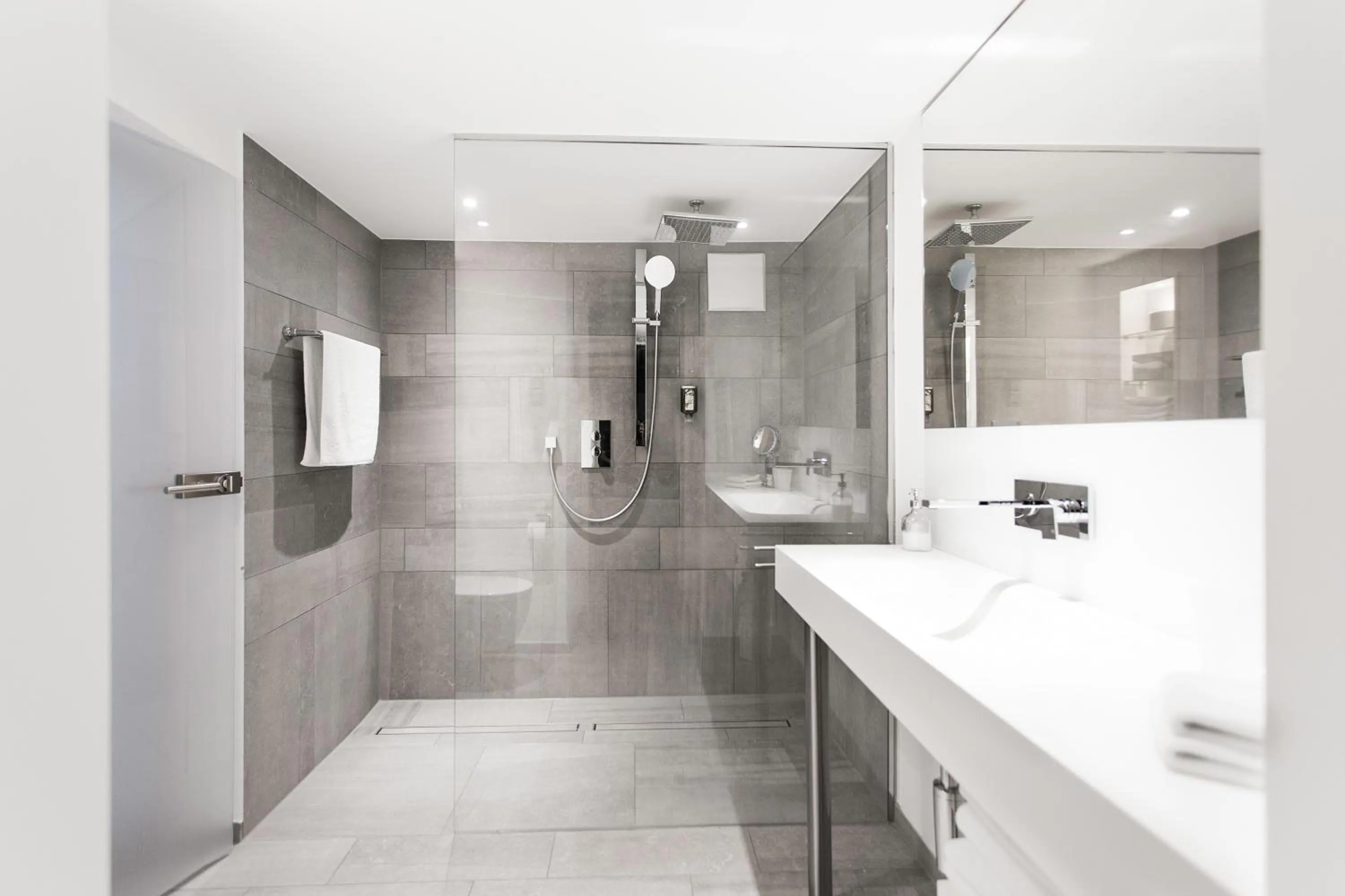 Shower in 1st Floor Köln 2