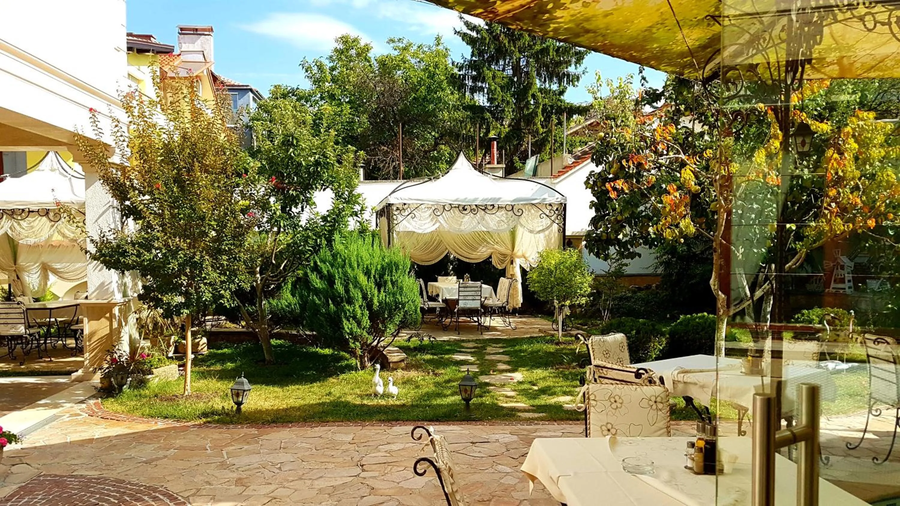 Restaurant/places to eat in Hotel Green Garden