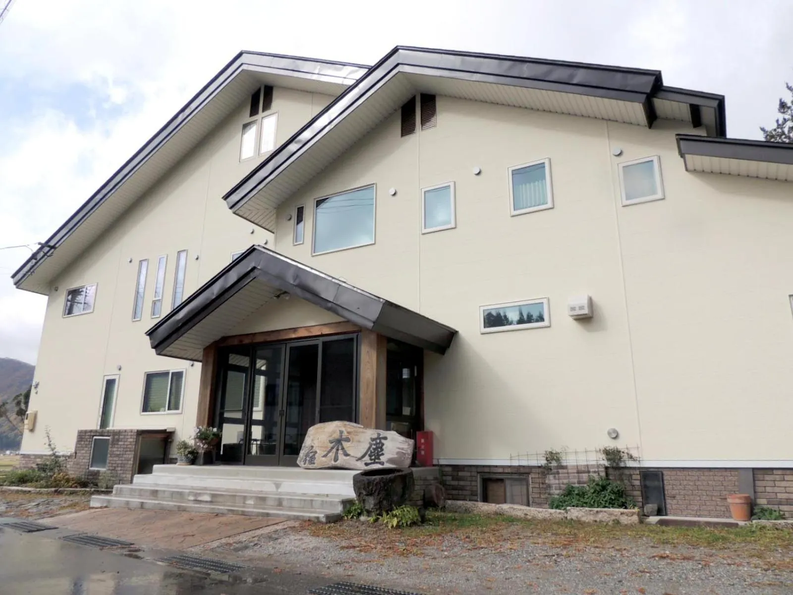 Facade/entrance in Ryokan Mokuzin