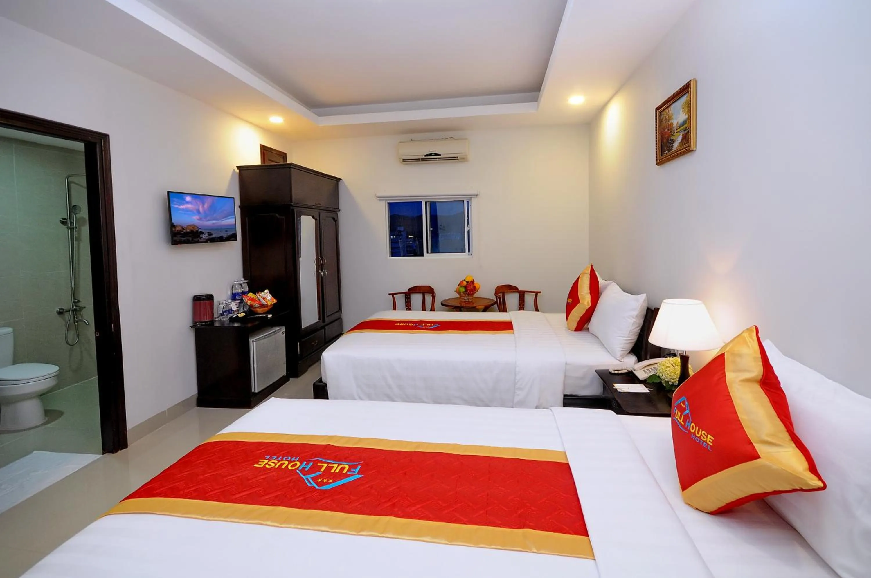 Bed in Full House Hotel