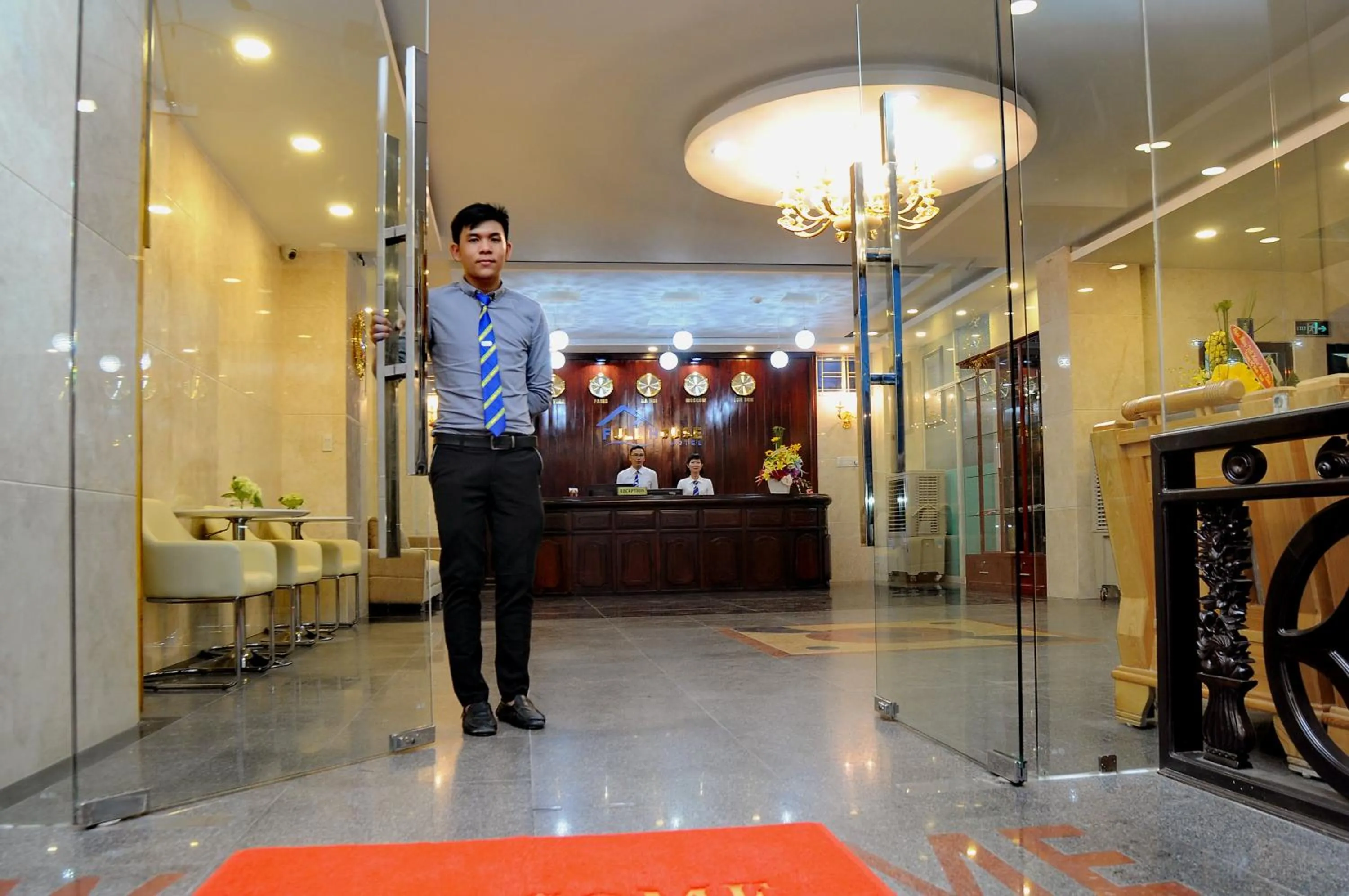 Communal lounge/ TV room in Full House Hotel