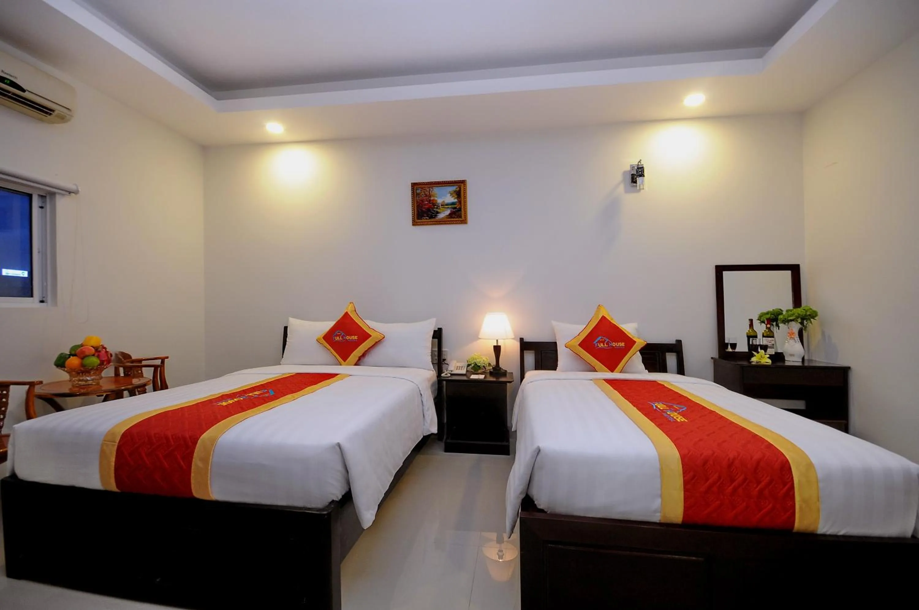 Bed in Full House Hotel