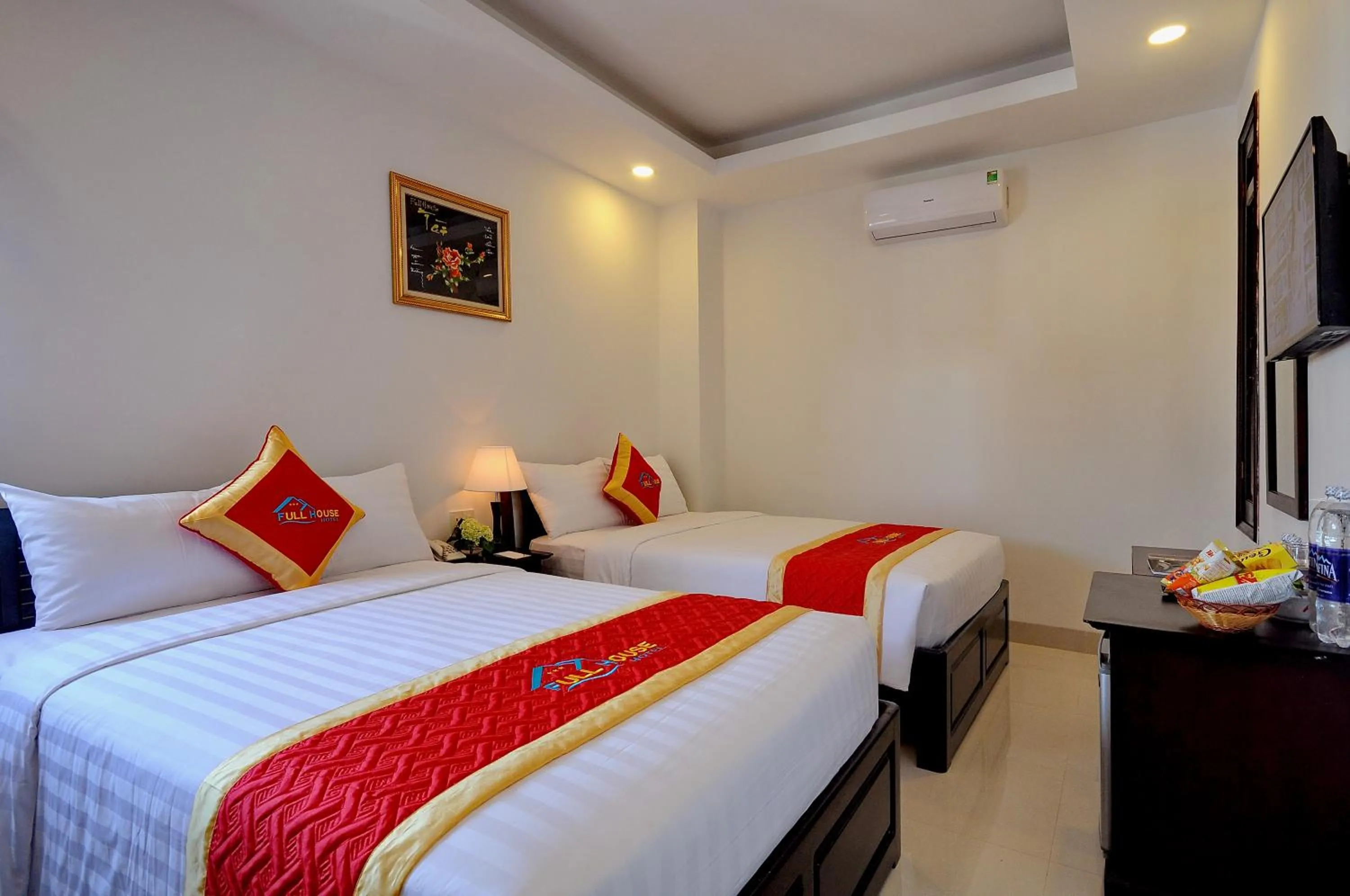 Bedroom, Bed in Full House Hotel