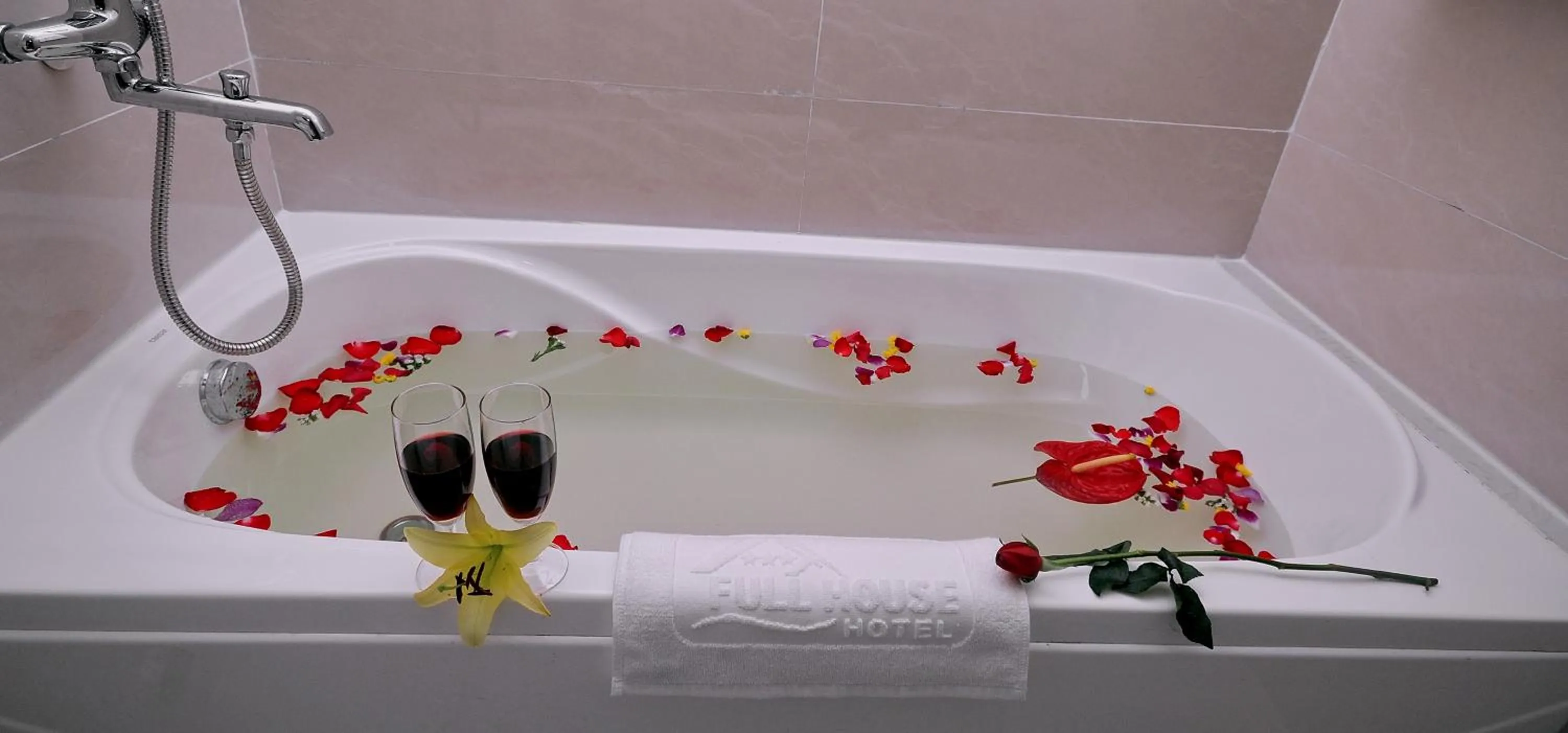 Bathroom in Full House Hotel