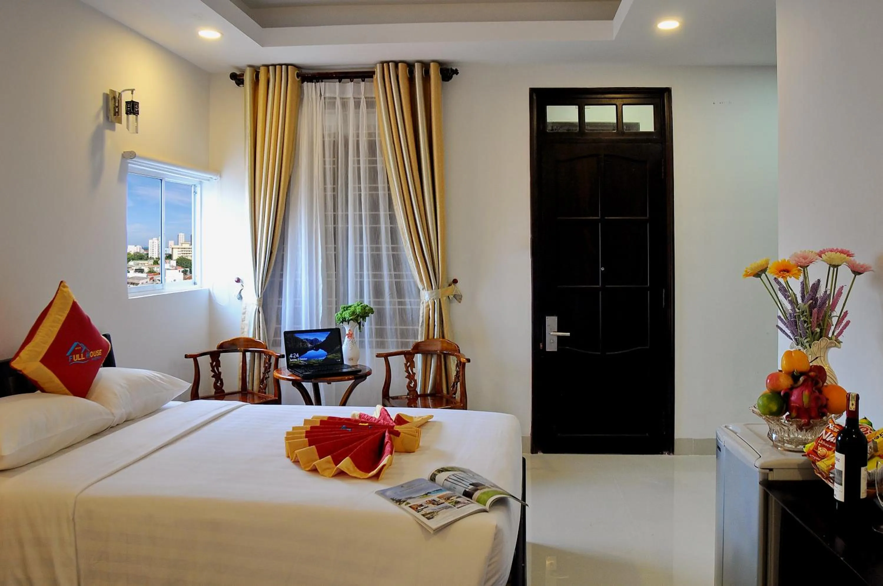 Bedroom, Bed in Full House Hotel