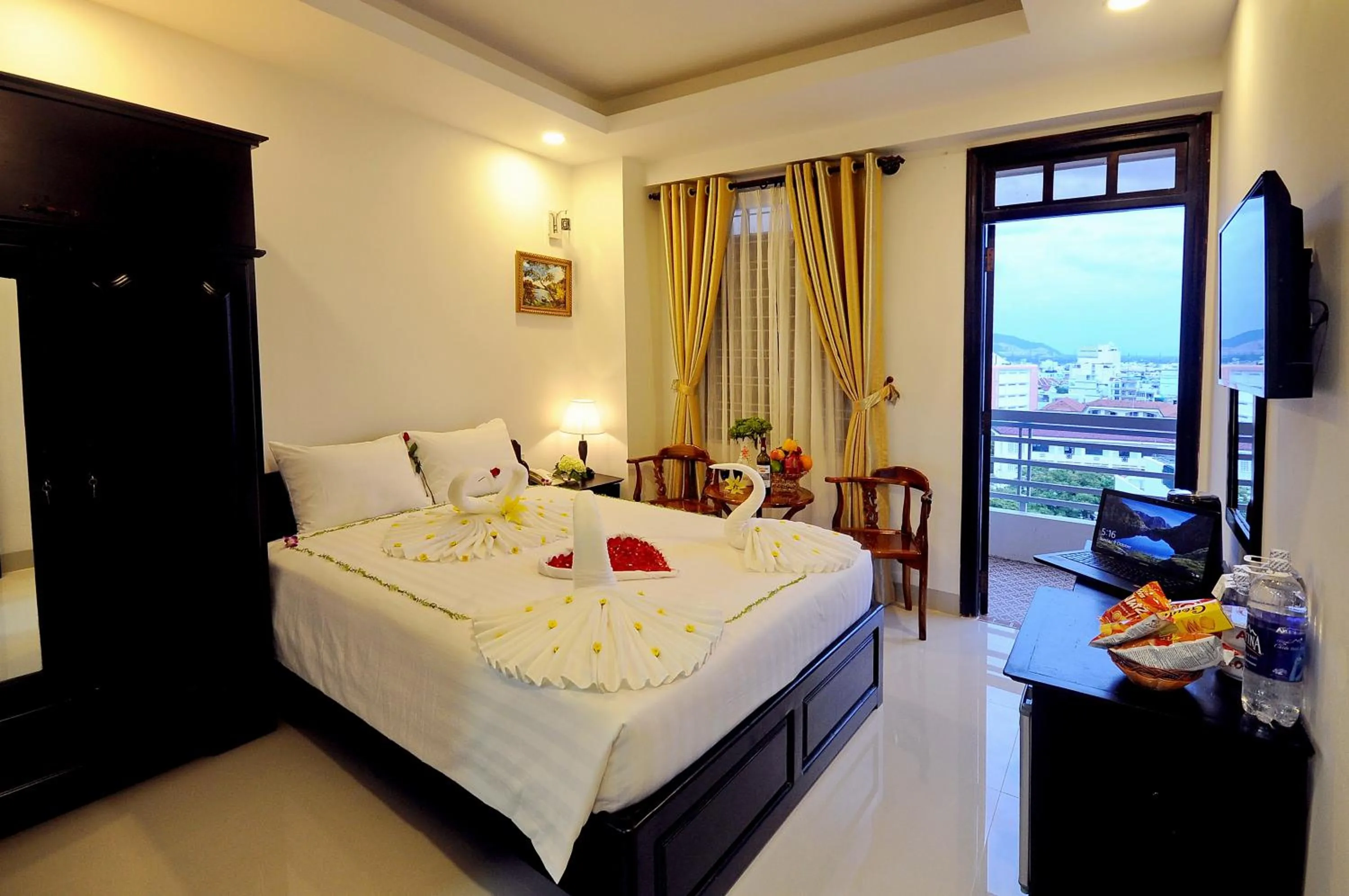 Bed in Full House Hotel