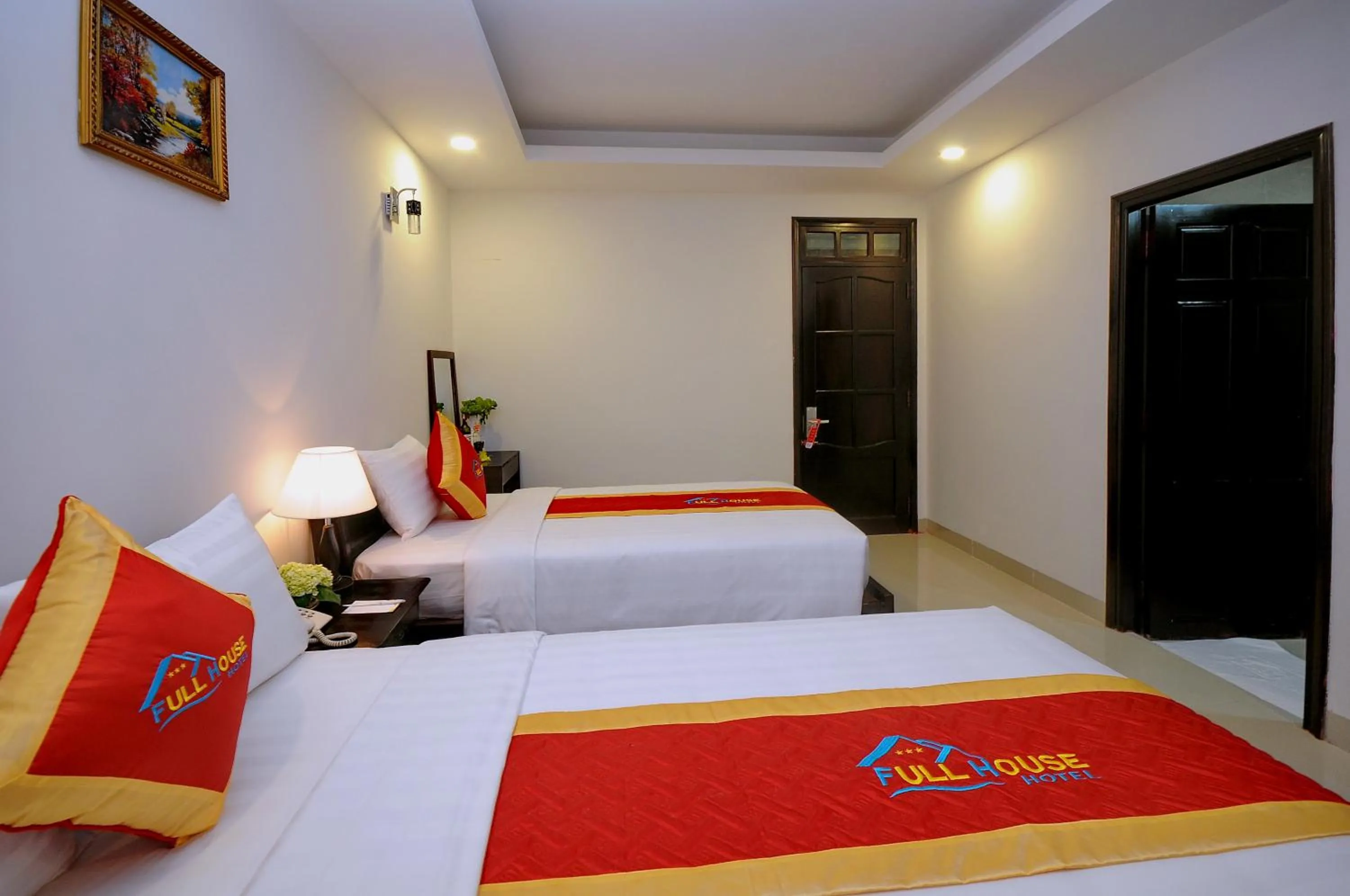 Bed in Full House Hotel