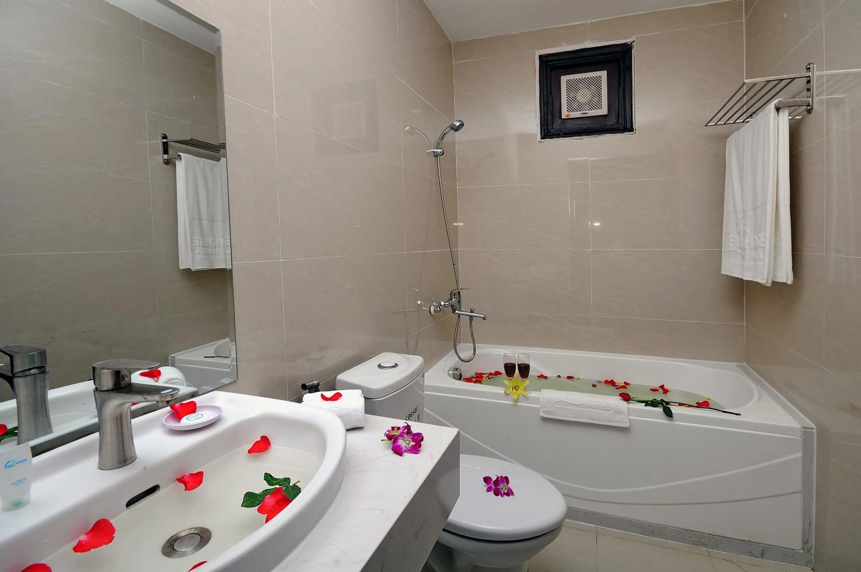 Bathroom in Full House Hotel