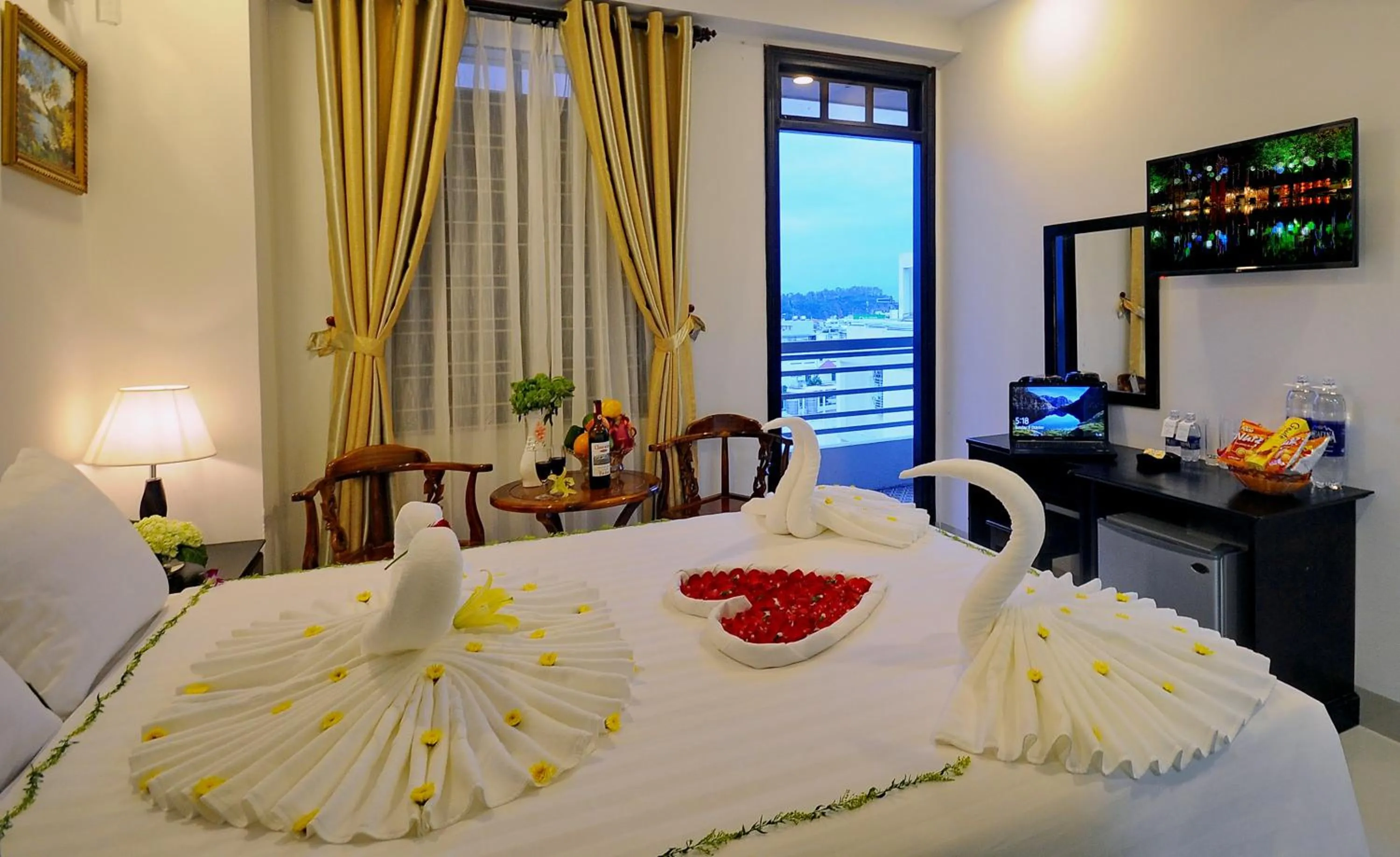 Bed in Full House Hotel