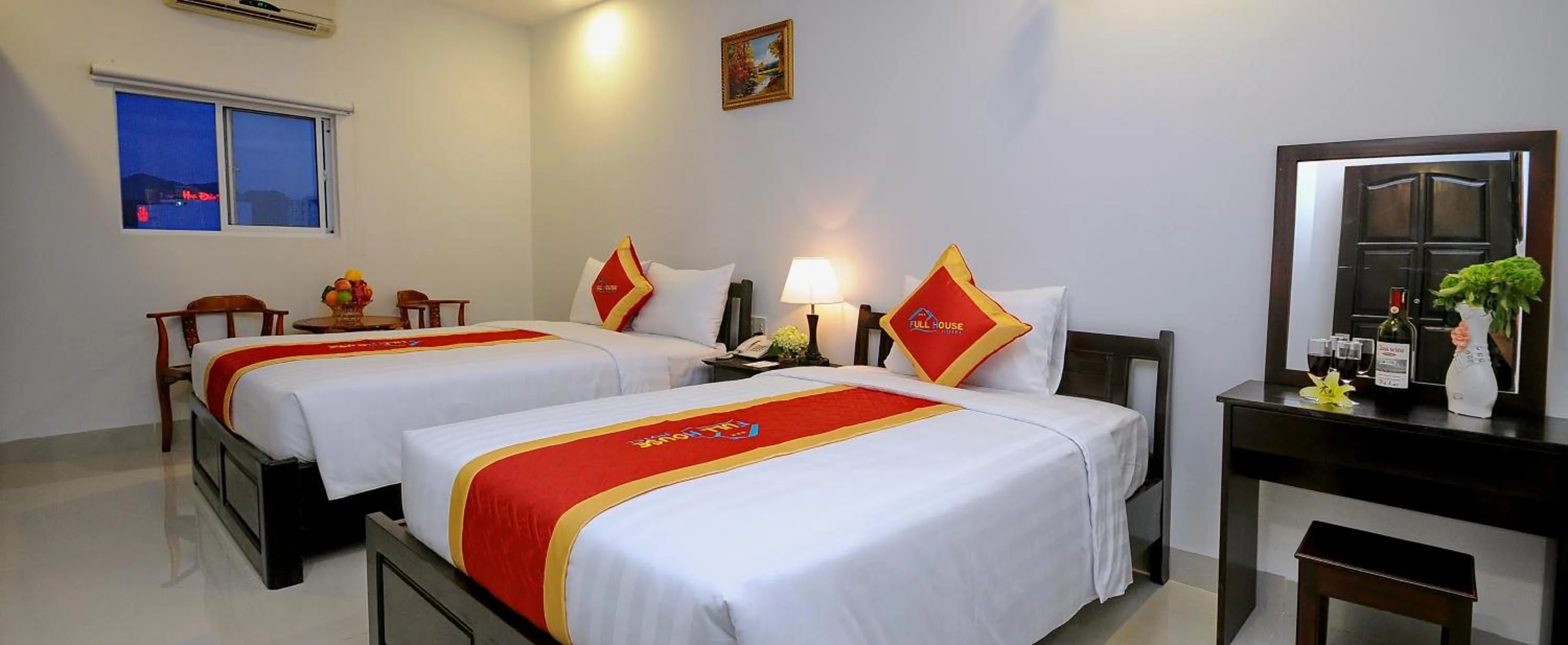 Bed in Full House Hotel