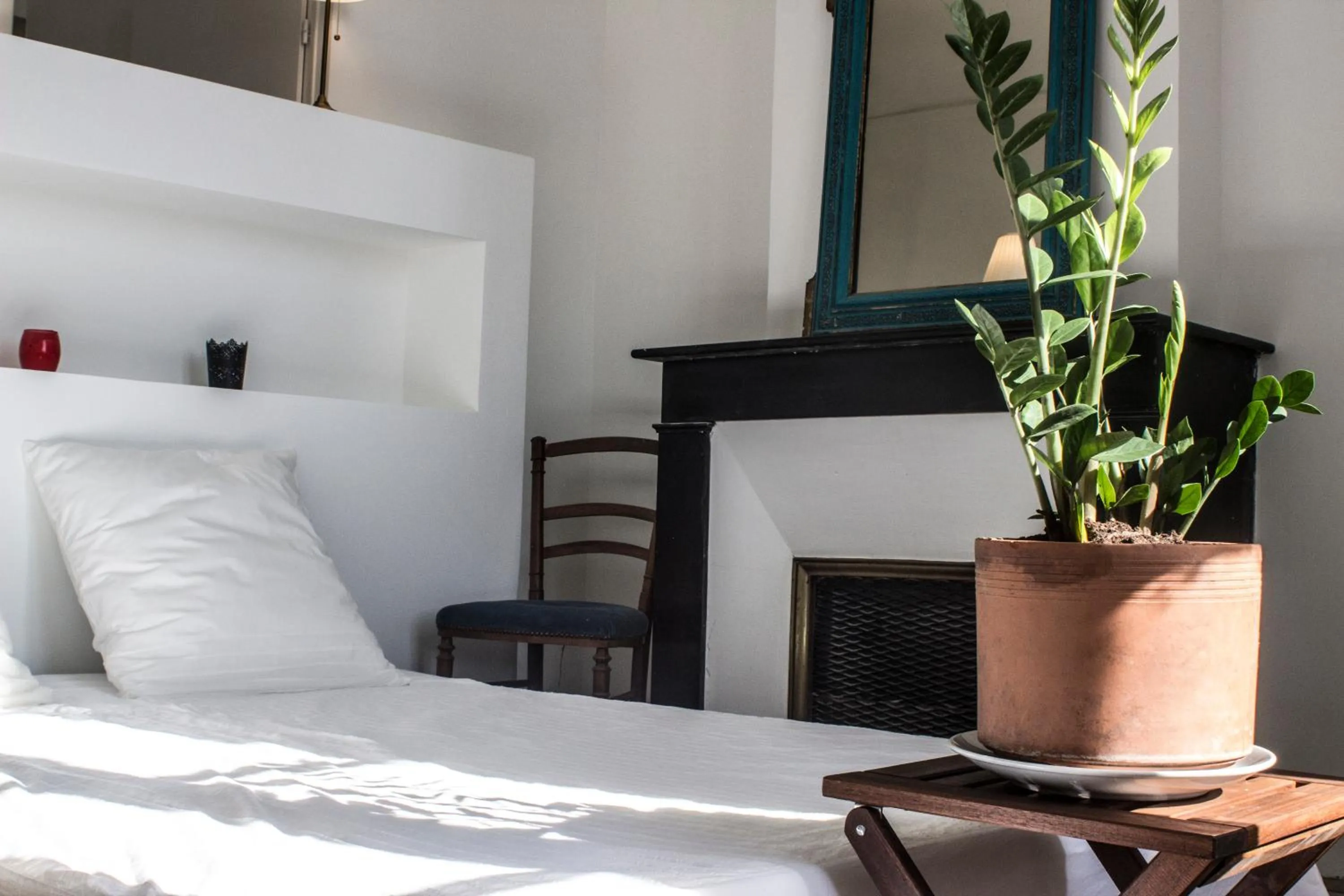 Bedroom, Bed in Chambre d'hôtes avec cuisine commune - 5 mns de Narbonne