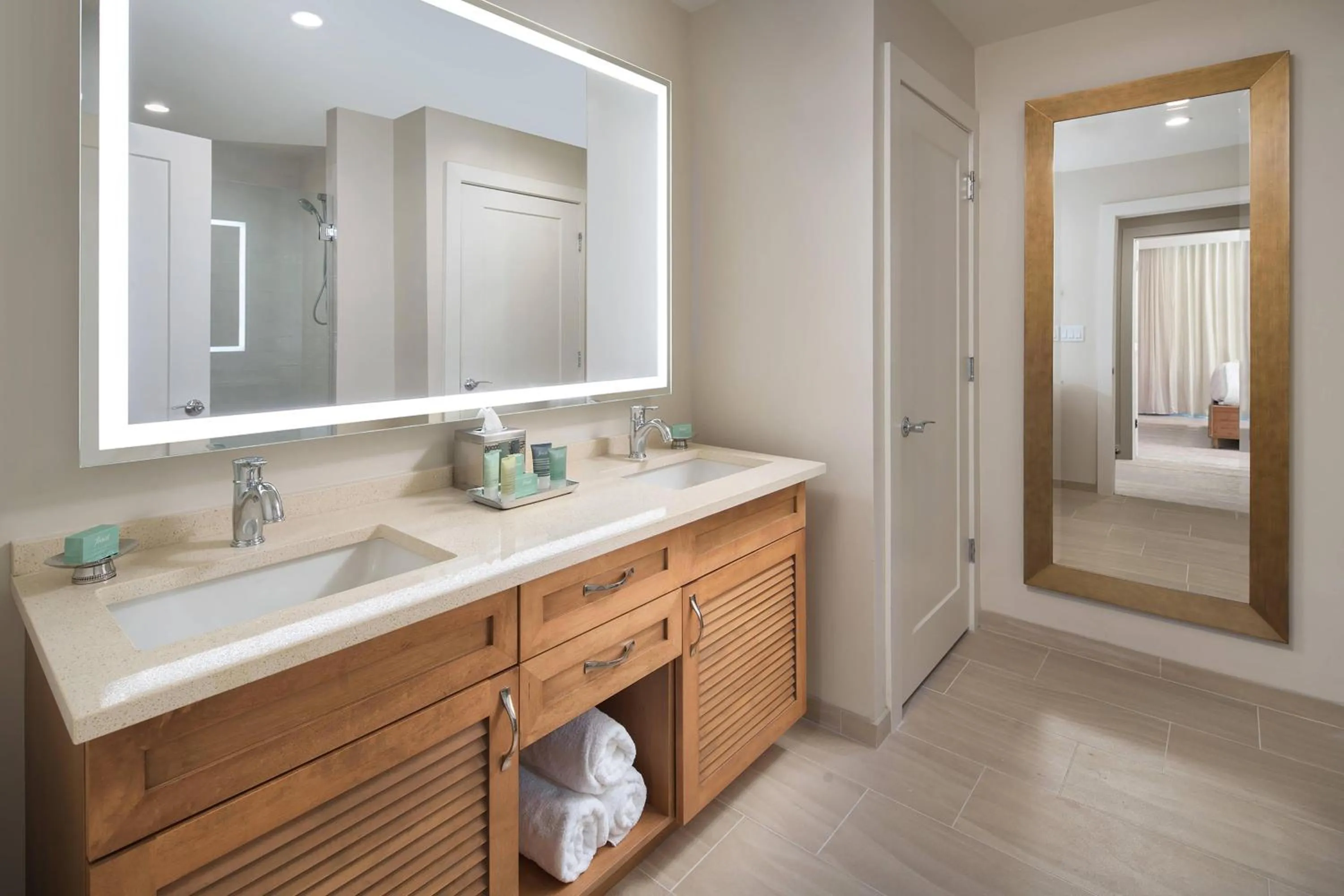 Bathroom in Waterline Villas & Marina, Autograph Collection