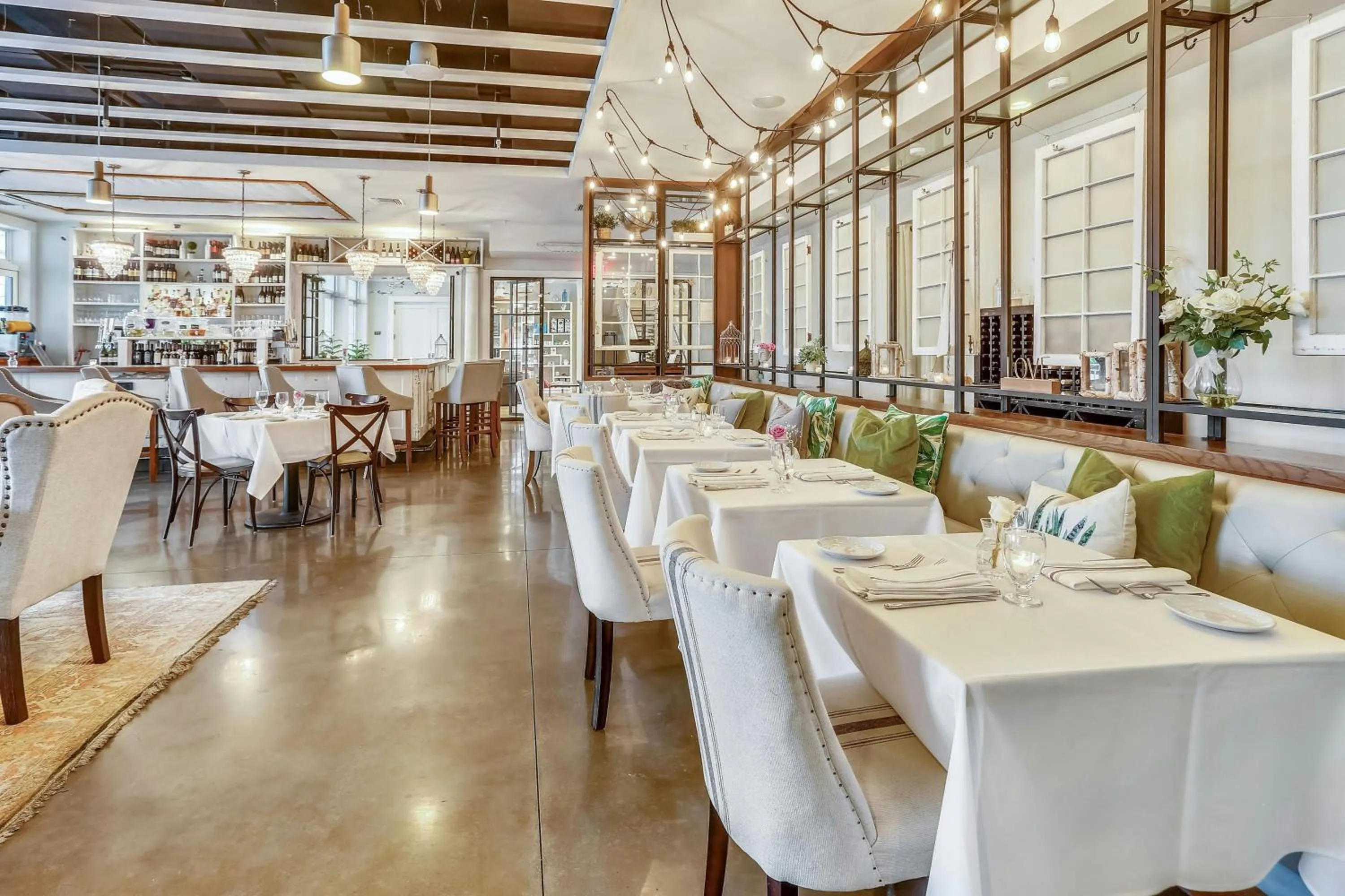 Restaurant/places to eat in Waterline Villas & Marina, Autograph Collection