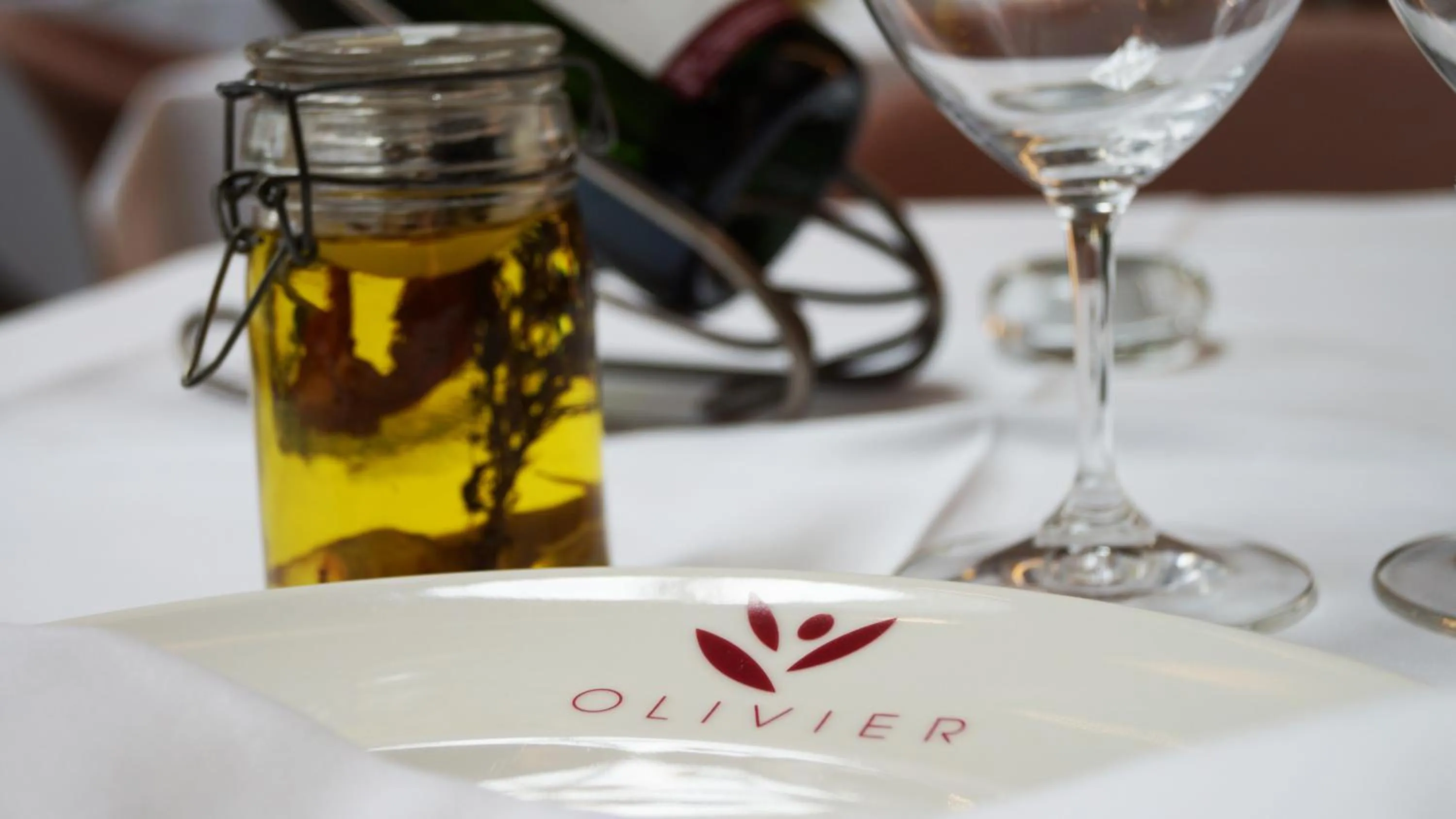 Restaurant/places to eat in Hotel Olivier