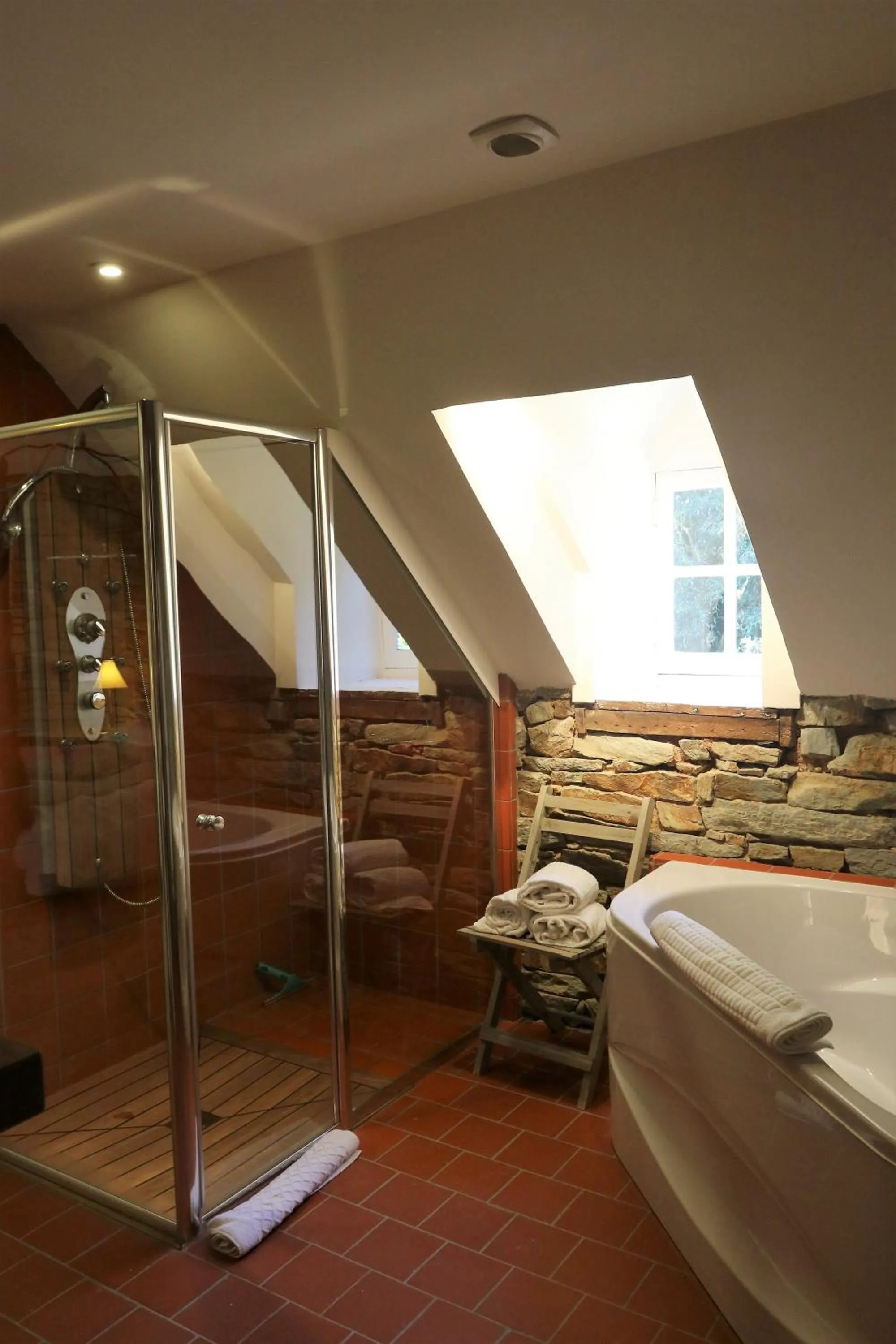 Bathroom in Cottage du Manoir de Trégaray