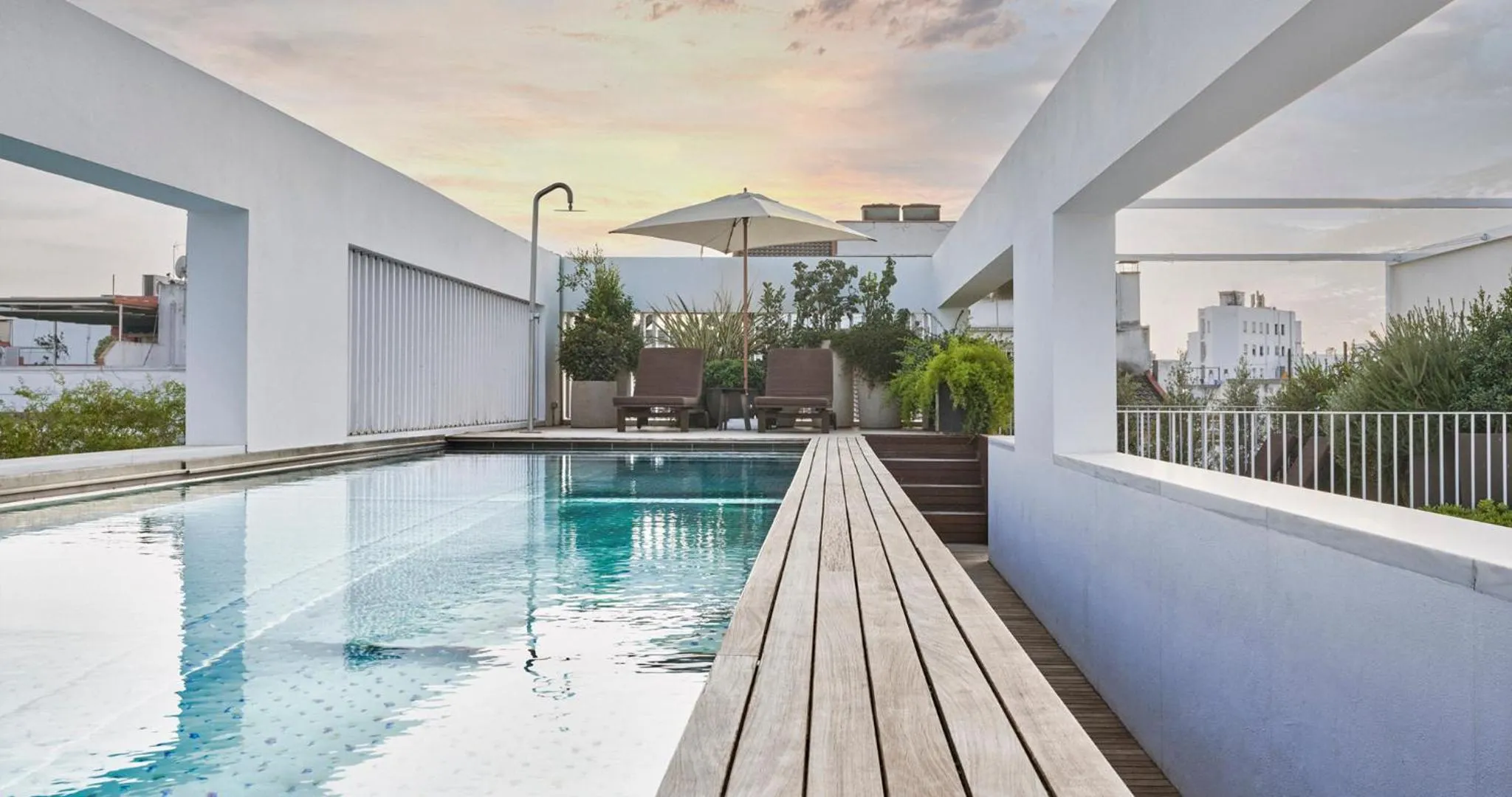 Swimming pool in Hotel Mercer Sevilla 5 GL