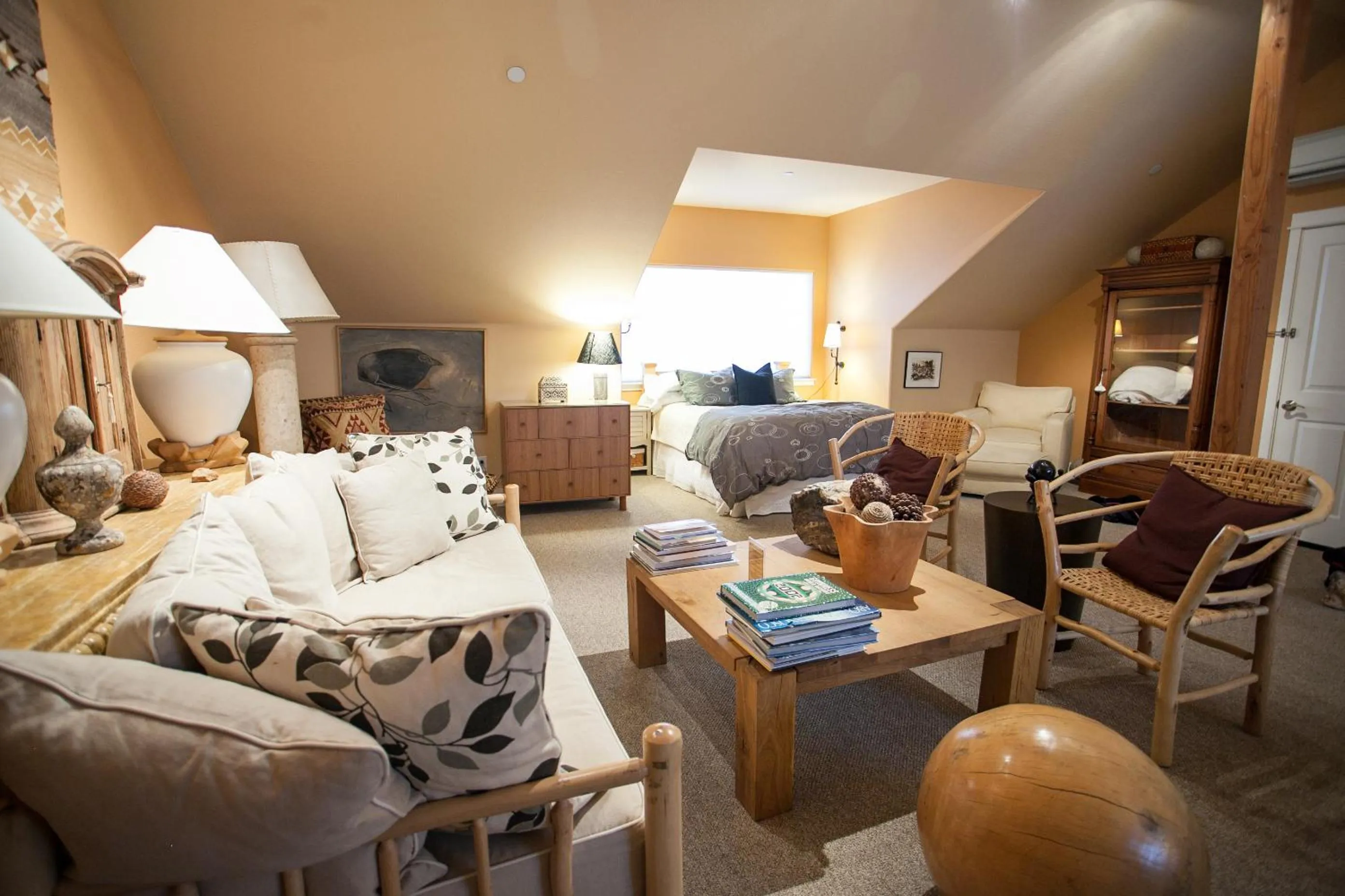 Photo of the whole room in Harmony Ridge Lodge