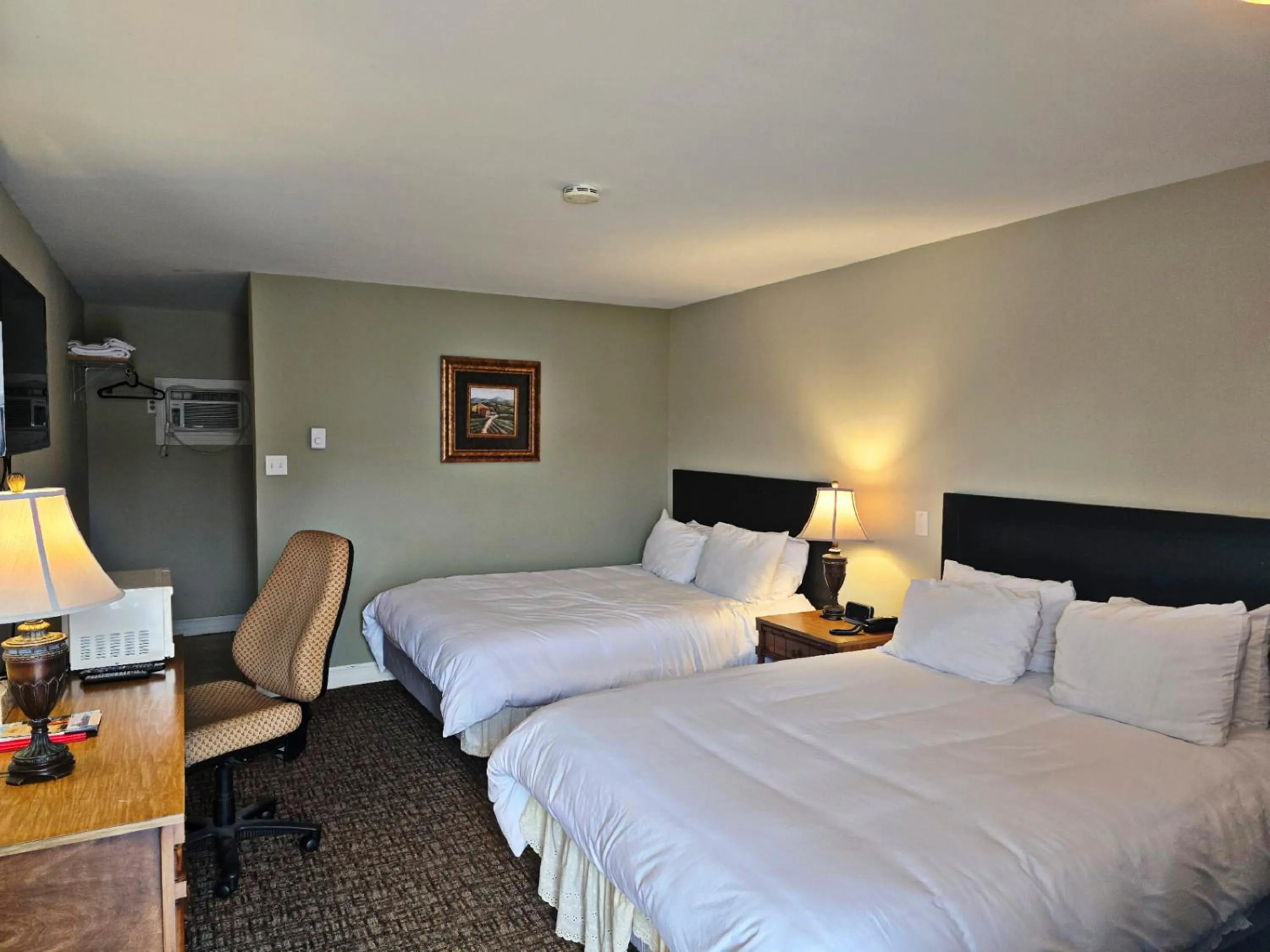 Bedroom, Bed in Fundy Line Motel