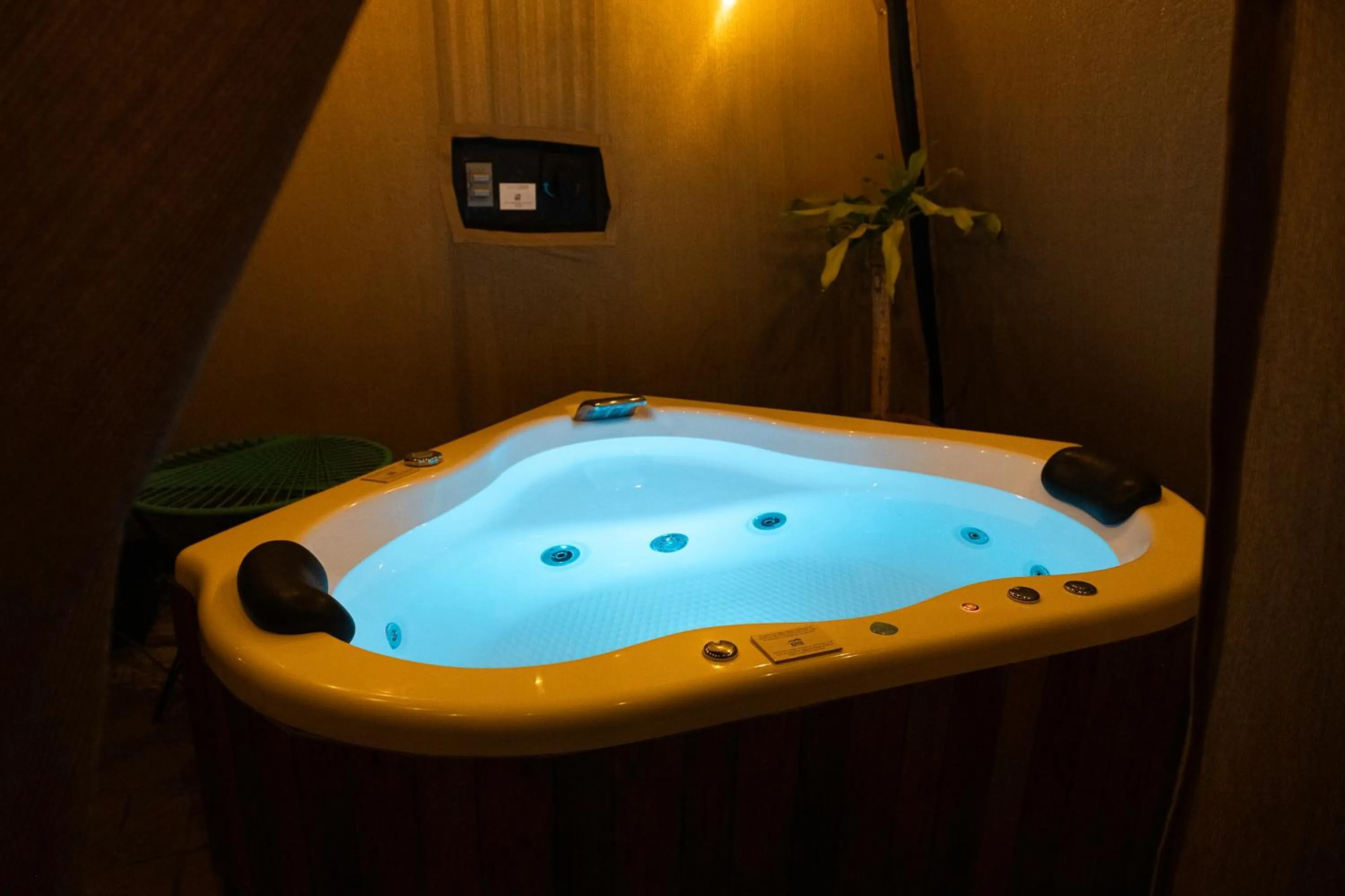 Hot Tub in Mesa Verde by Rotamundos