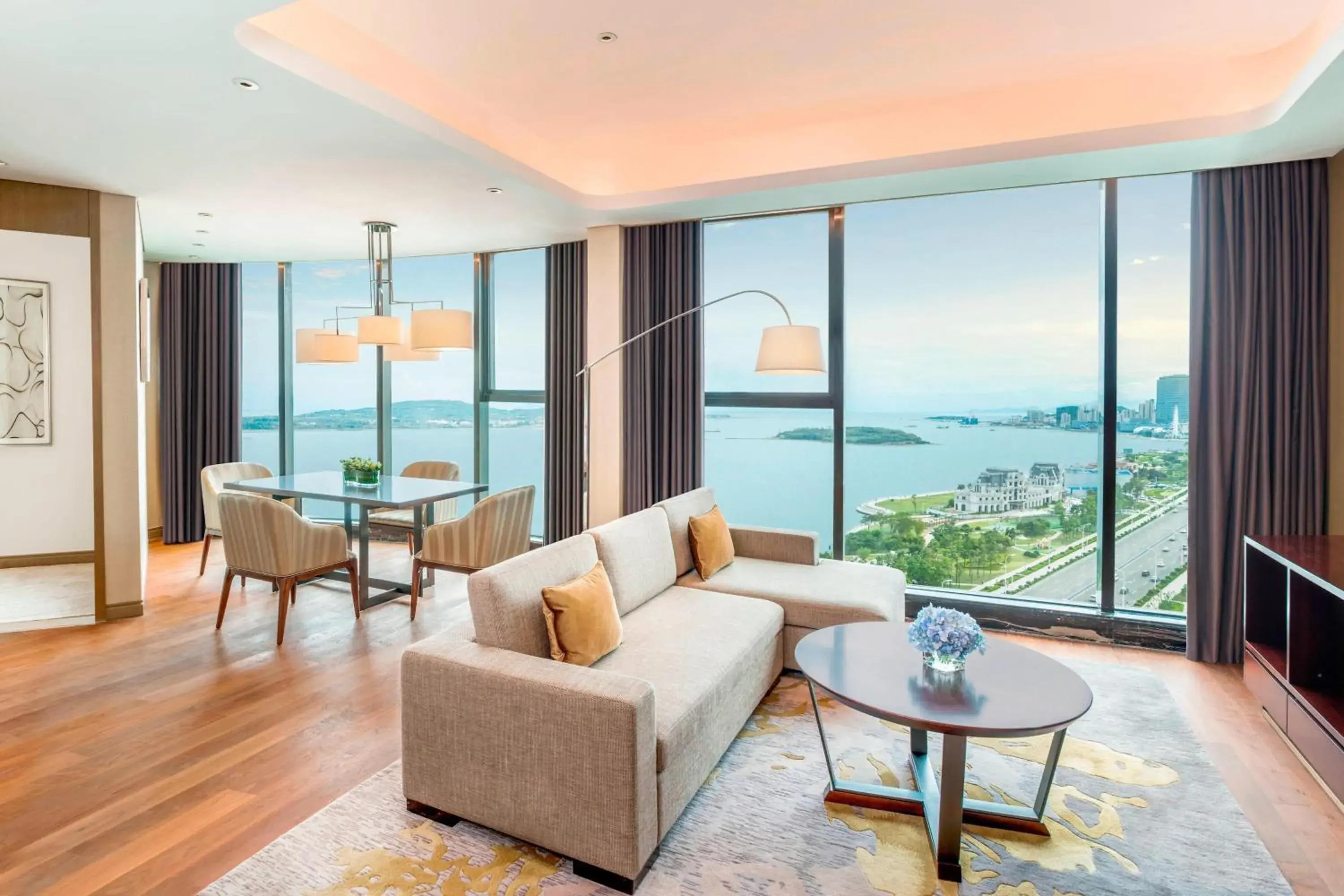 Ambassador Suite, Club level, 1 Bedroom Executive Suite in Sheraton Qingdao West Coast Ambassador Suite, Club level, 1 Bedroom Executive Suite in Sheraton Qingdao West Coast