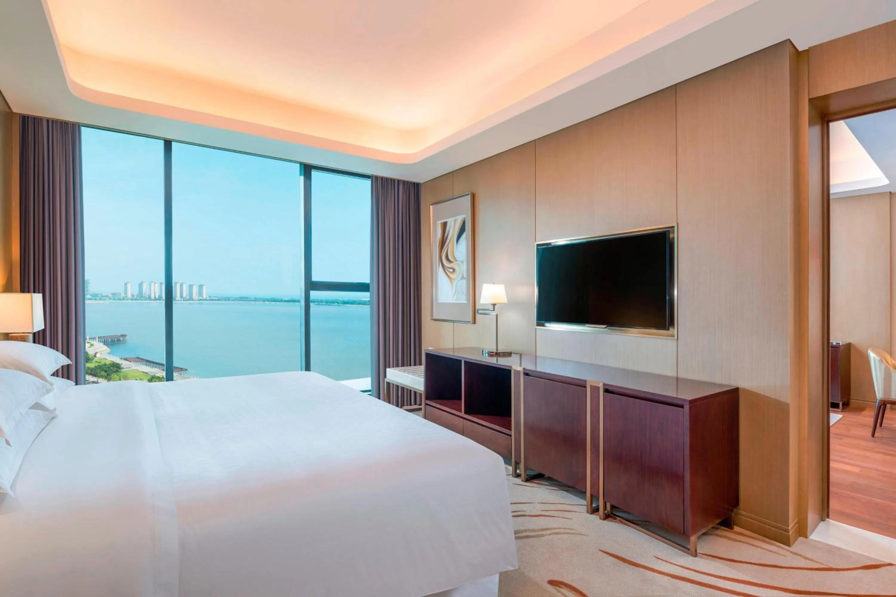 Photo of the whole room, Bed in Sheraton Qingdao West Coast