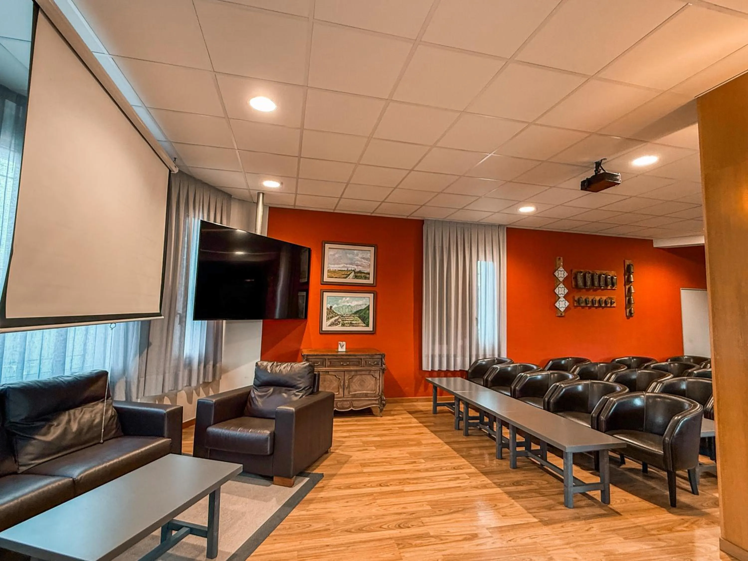 Communal lounge/ TV room in Puigcerda Park Hotel