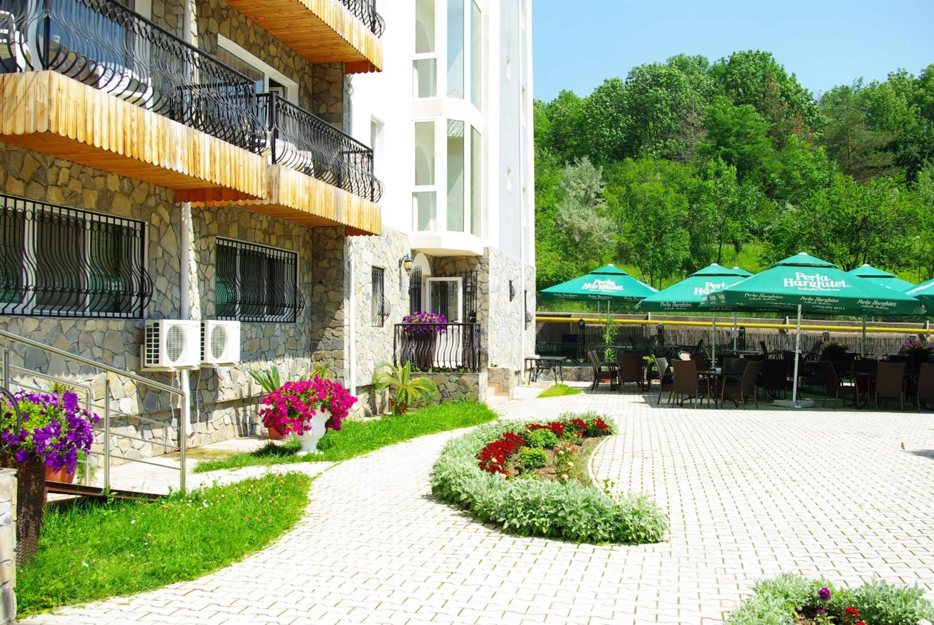 Restaurant/places to eat in Hotel Monteoru