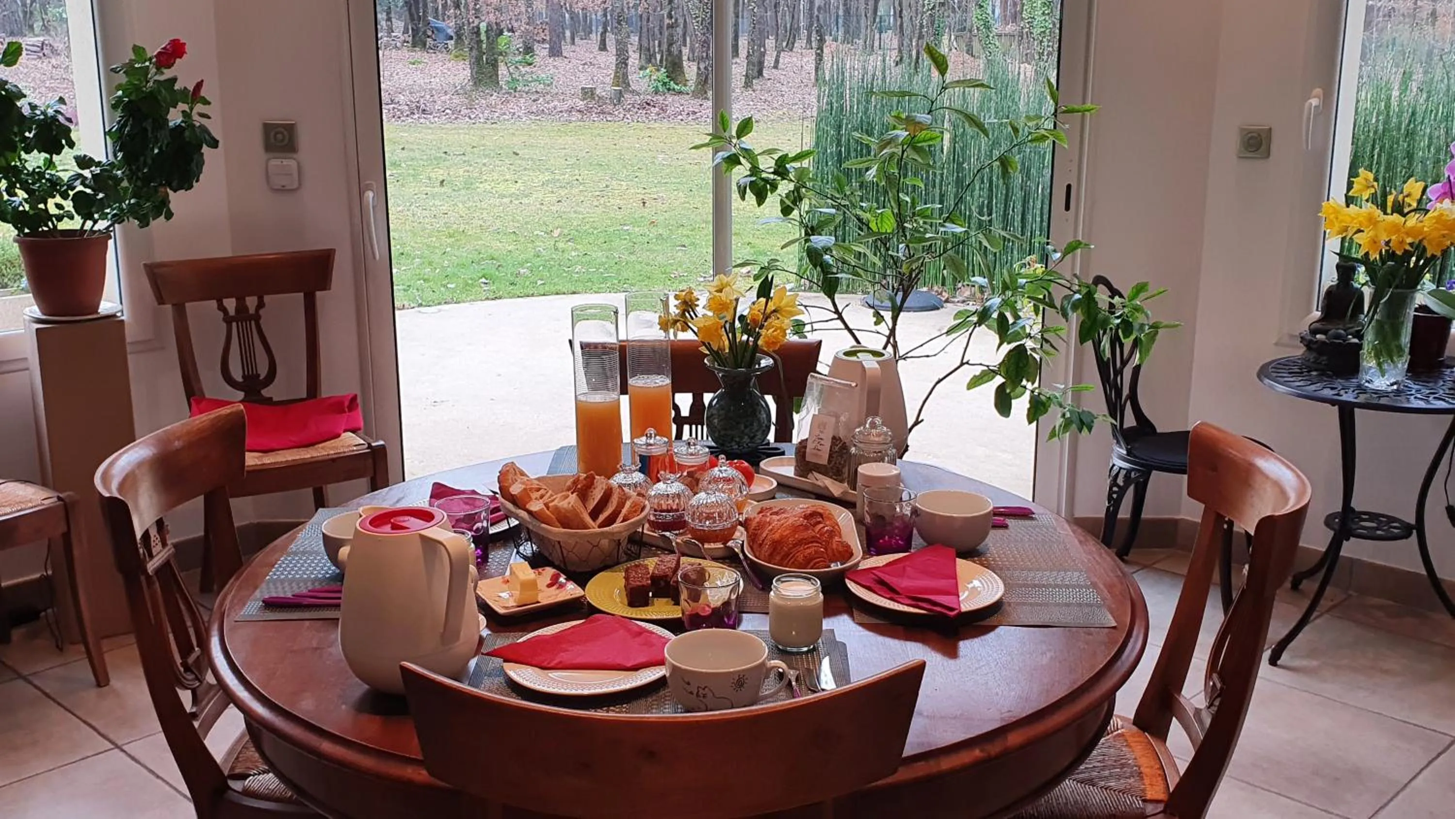 Continental breakfast in Logis Saponine Chambres d'Hôtes au calme en Touraine