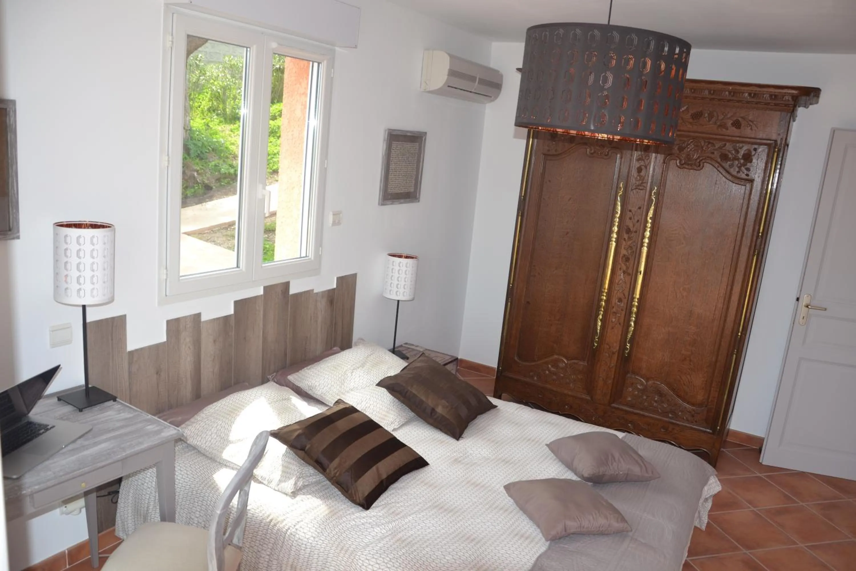 Photo of the whole room, Bed in Chez Marc et Jeannick