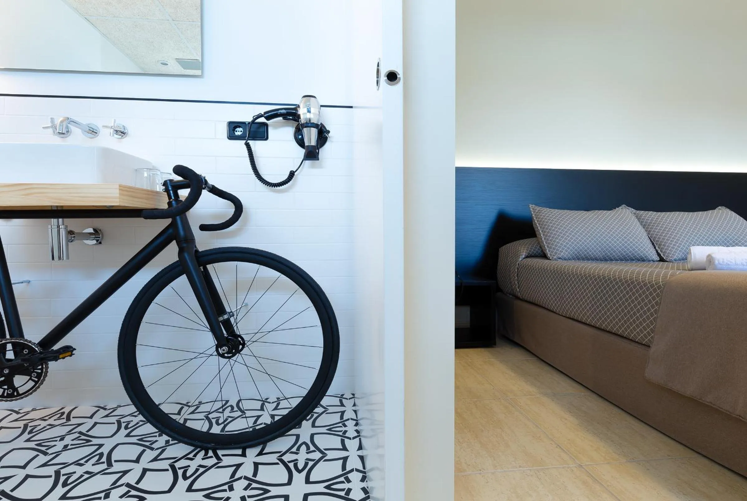 Bathroom, Bed in Hotel Montmar