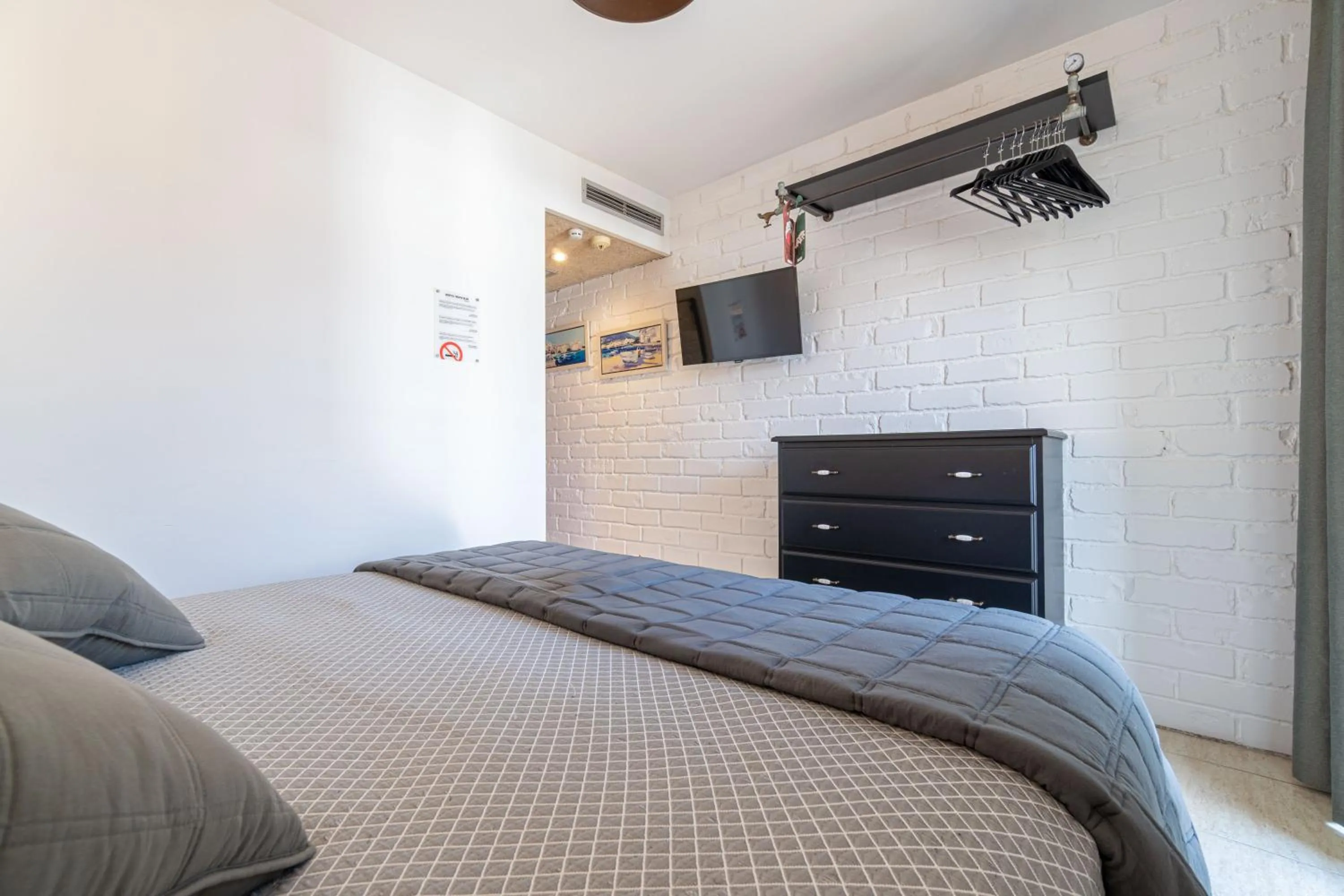 wardrobe, Bed in Hotel Montmar