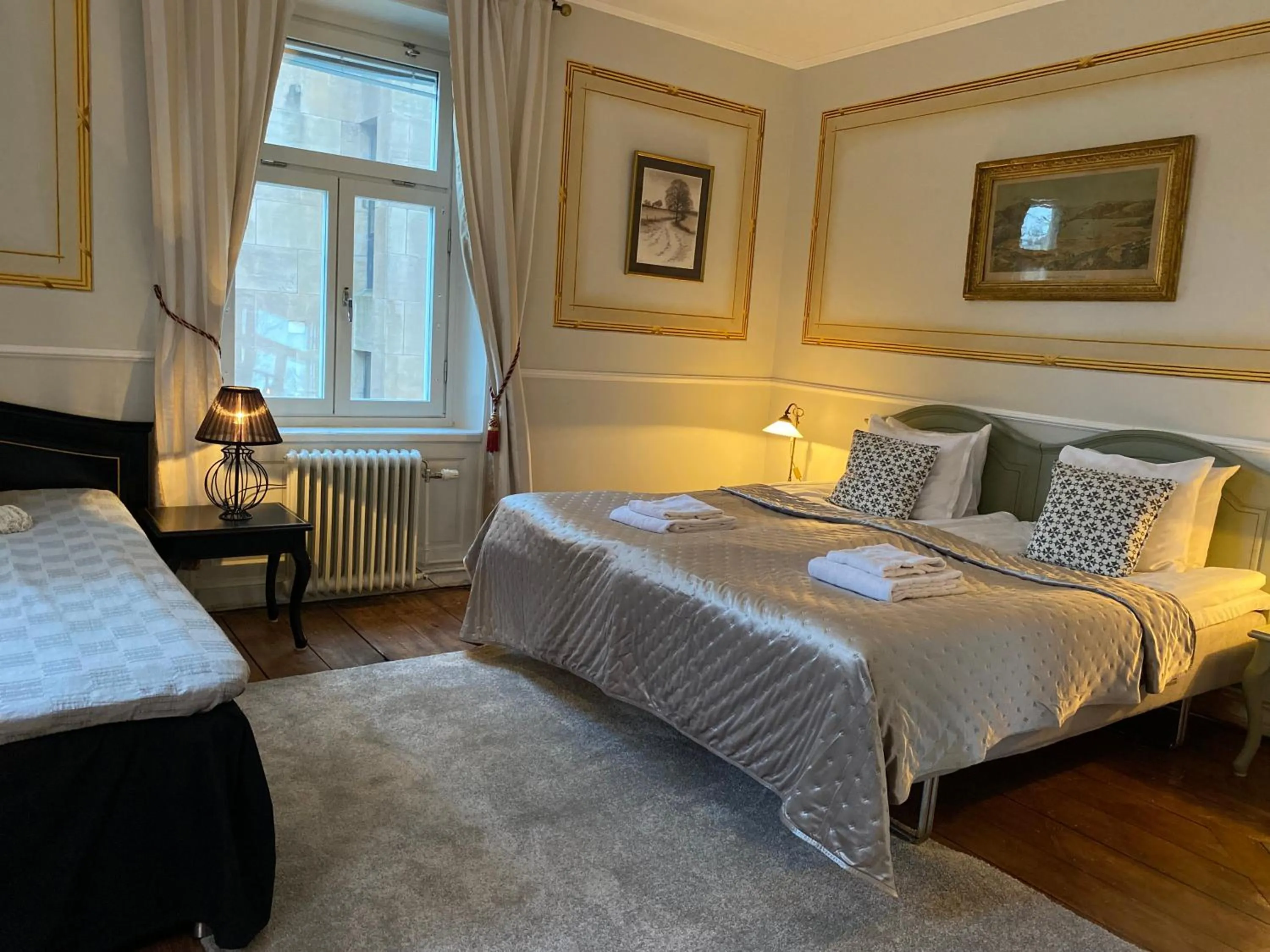 Bedroom, Bed in Strand Hotel