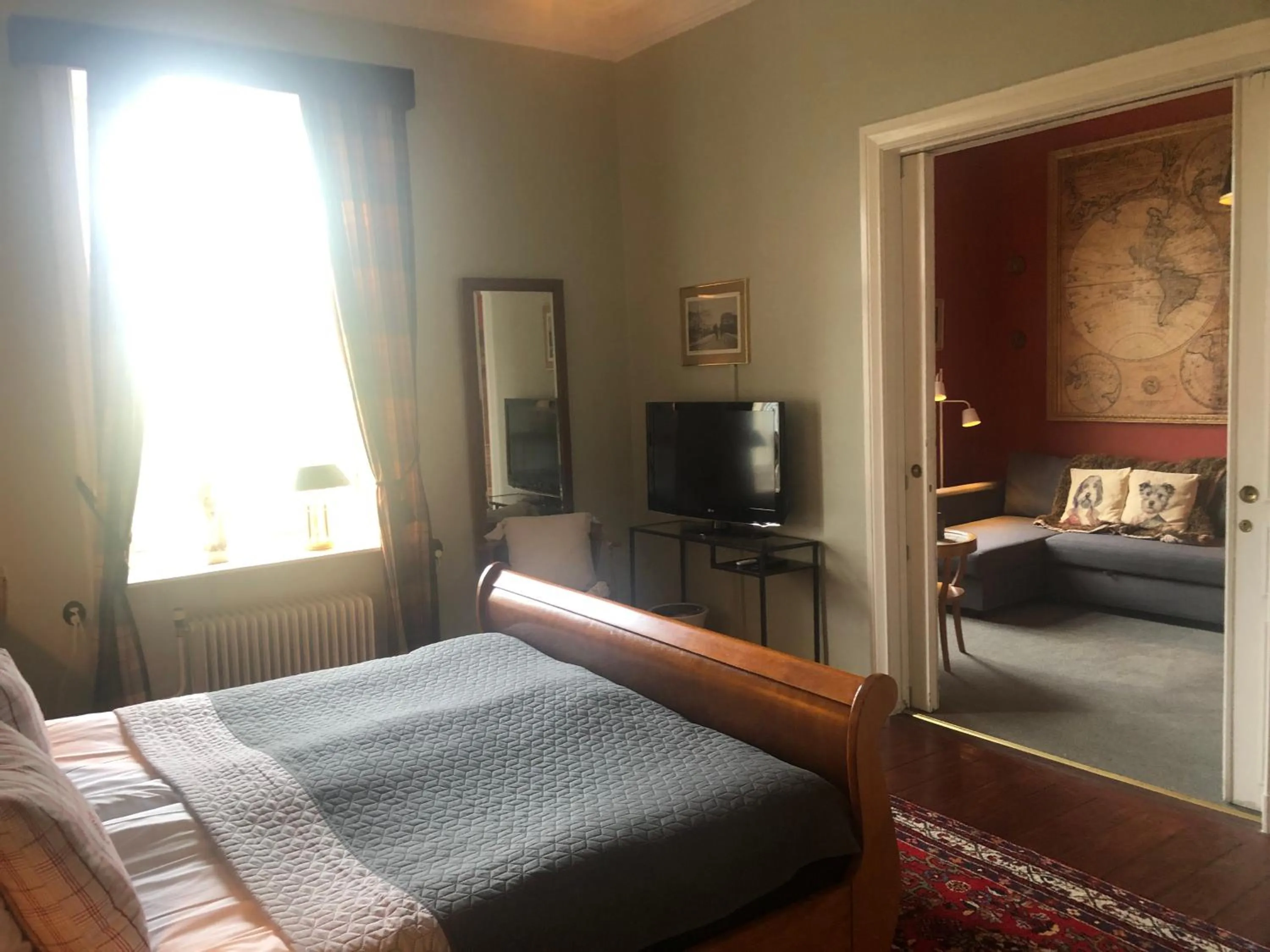 Property building, Bed in Strand Hotel