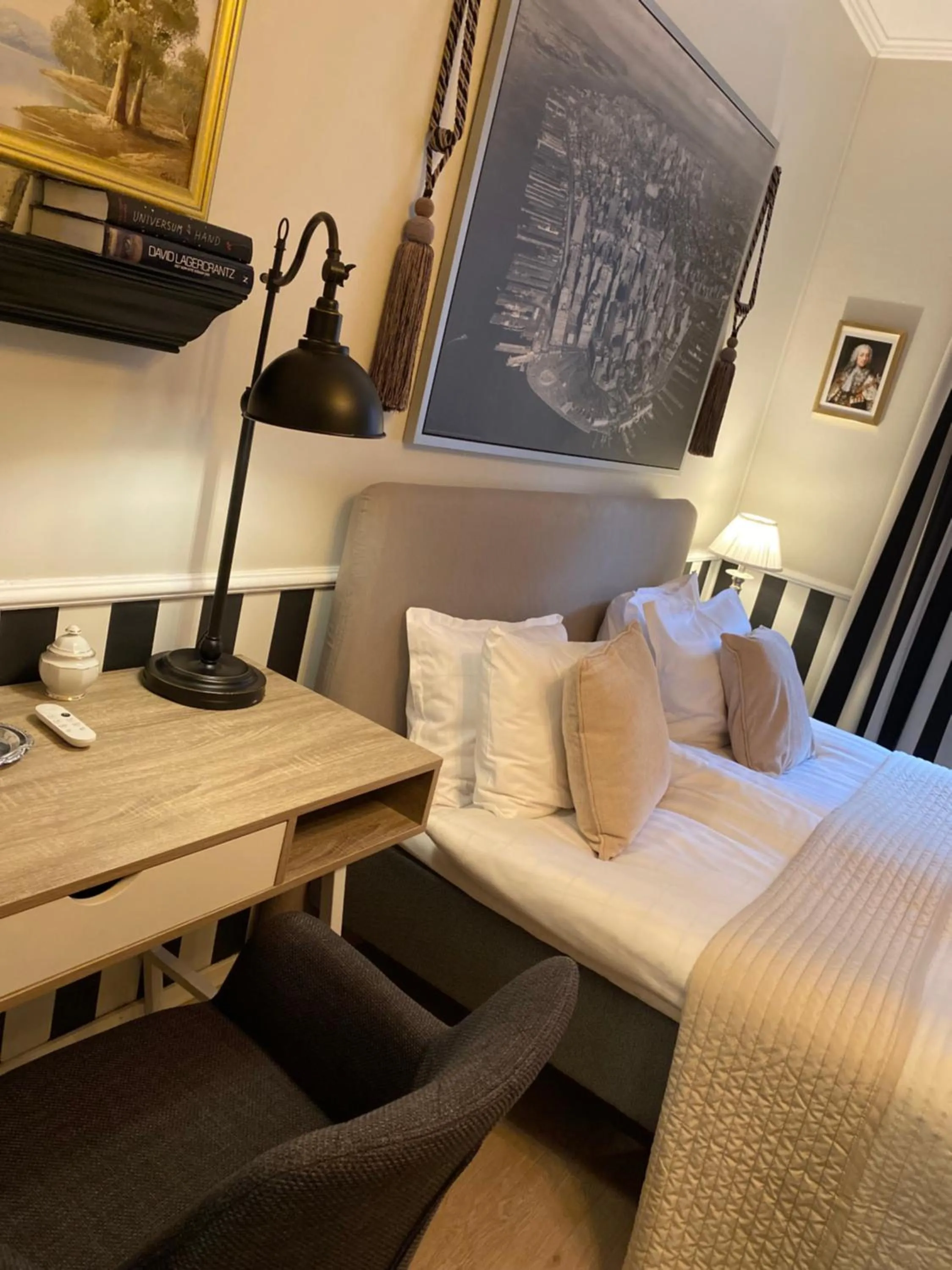 Photo of the whole room, Bed in Strand Hotel