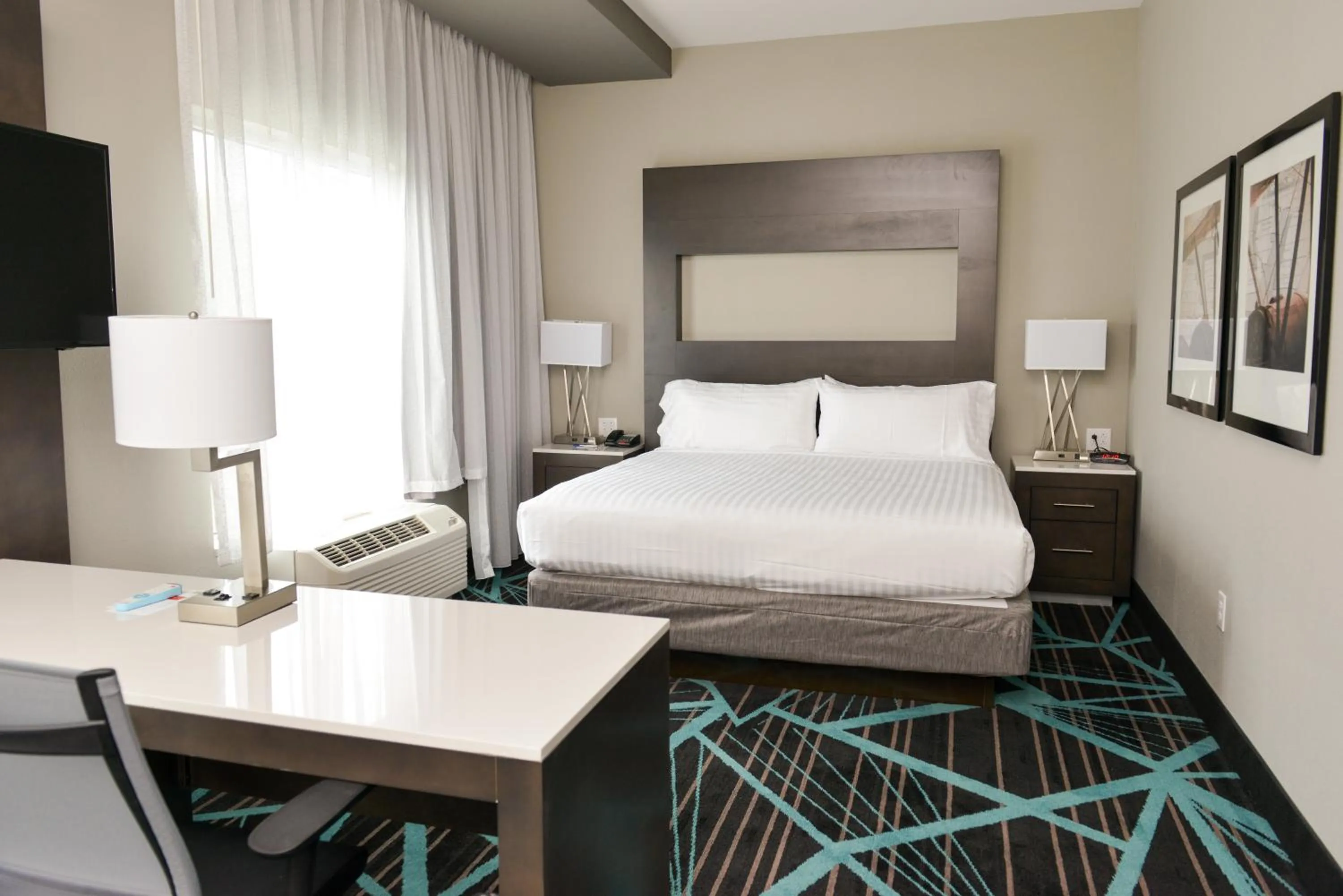 Photo of the whole room, Bed in Holiday Inn Express & Suites - Charlotte Airport by IHG