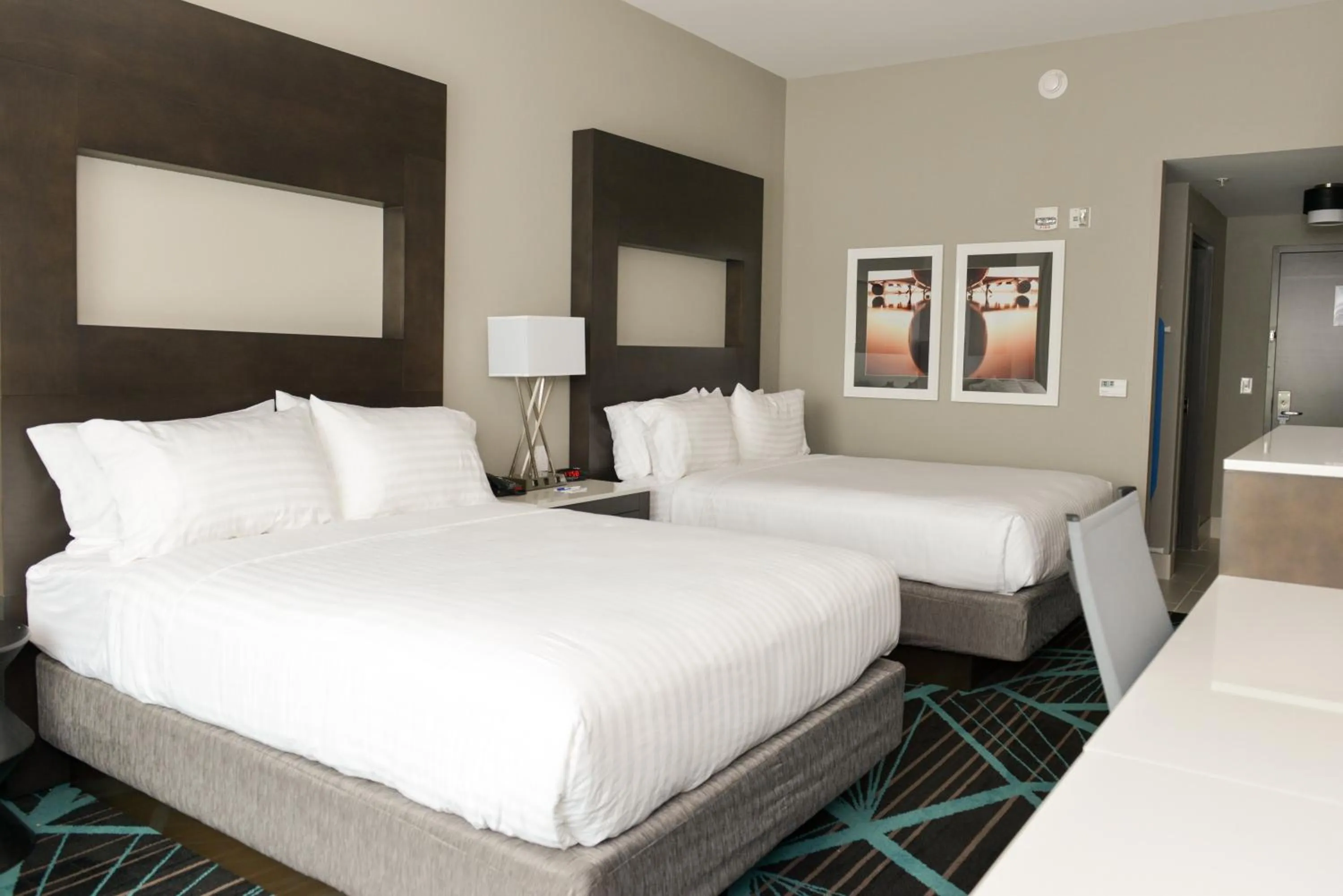 Photo of the whole room, Bed in Holiday Inn Express & Suites - Charlotte Airport by IHG