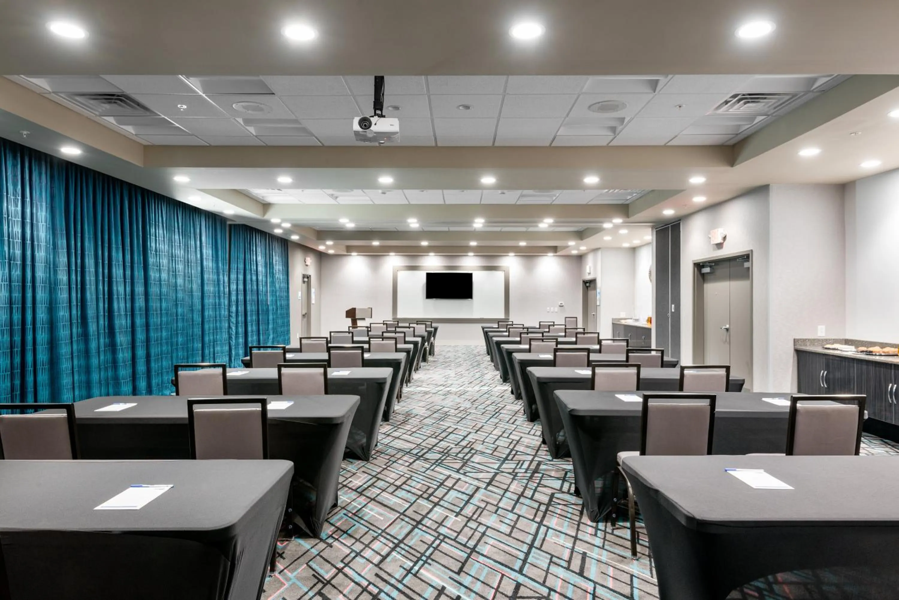 Meeting/conference room in Holiday Inn Express & Suites - Charlotte Airport by IHG