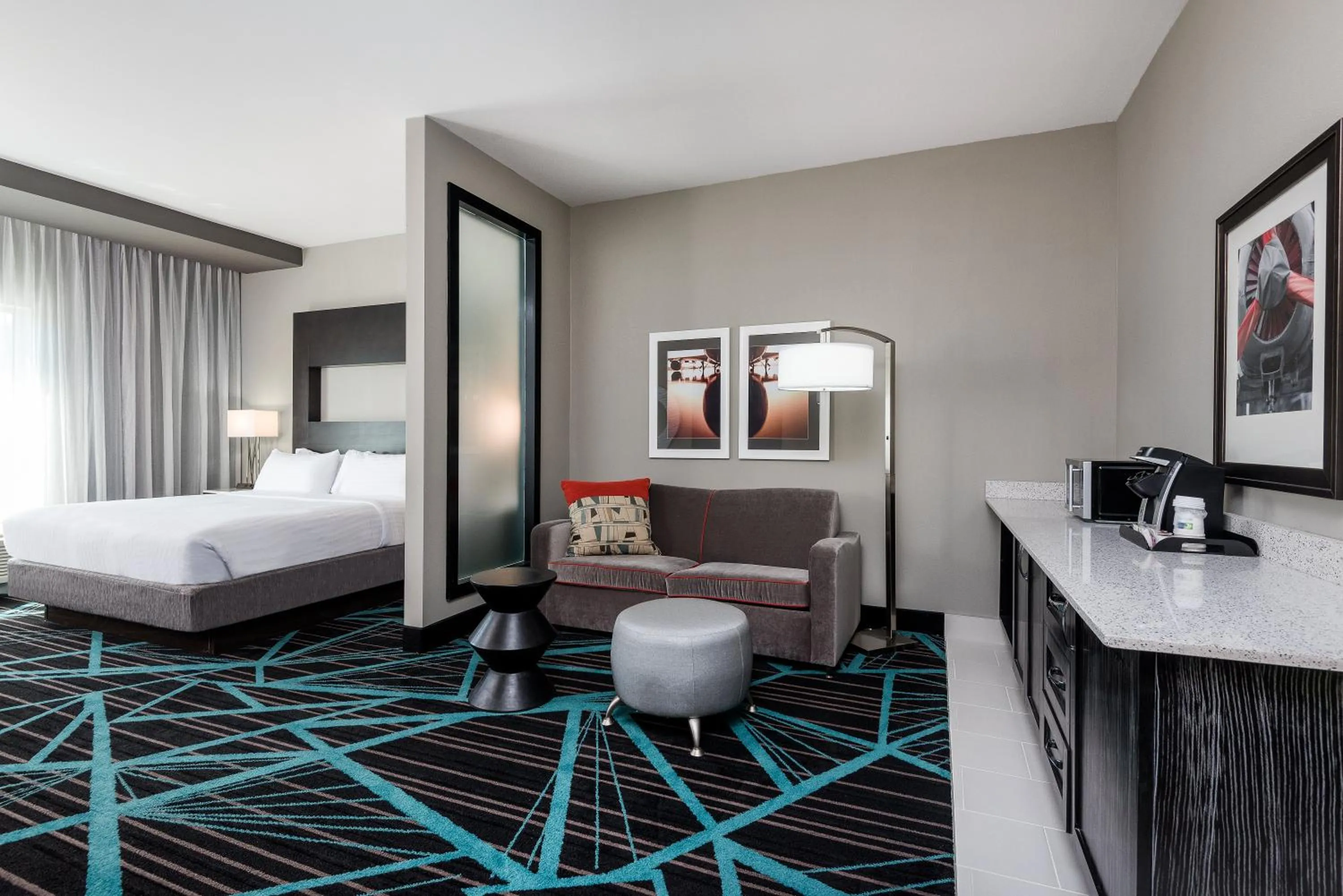 Photo of the whole room, Bed in Holiday Inn Express & Suites - Charlotte Airport by IHG