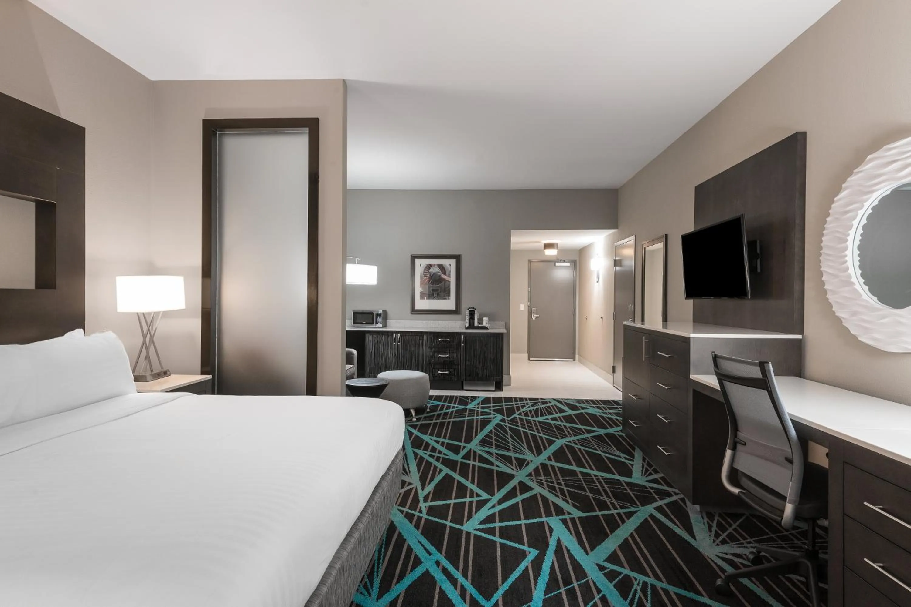 Photo of the whole room, Bed in Holiday Inn Express & Suites - Charlotte Airport by IHG