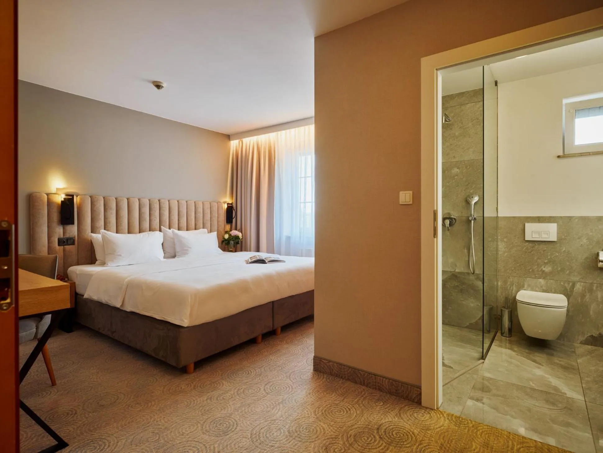 Shower, Bed in Hotel Verde