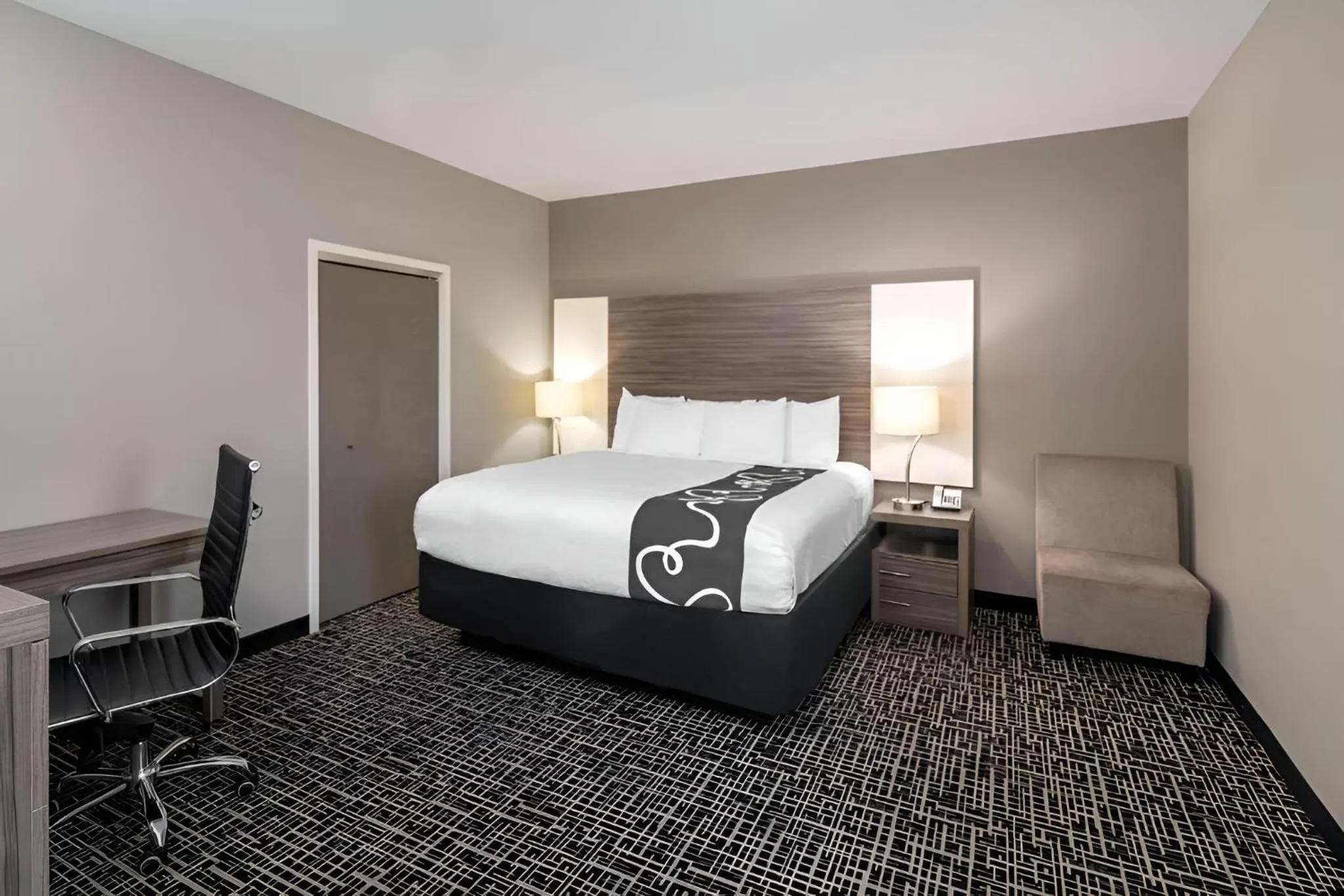 Bedroom, Bed in La Quinta by Wyndham Forsyth