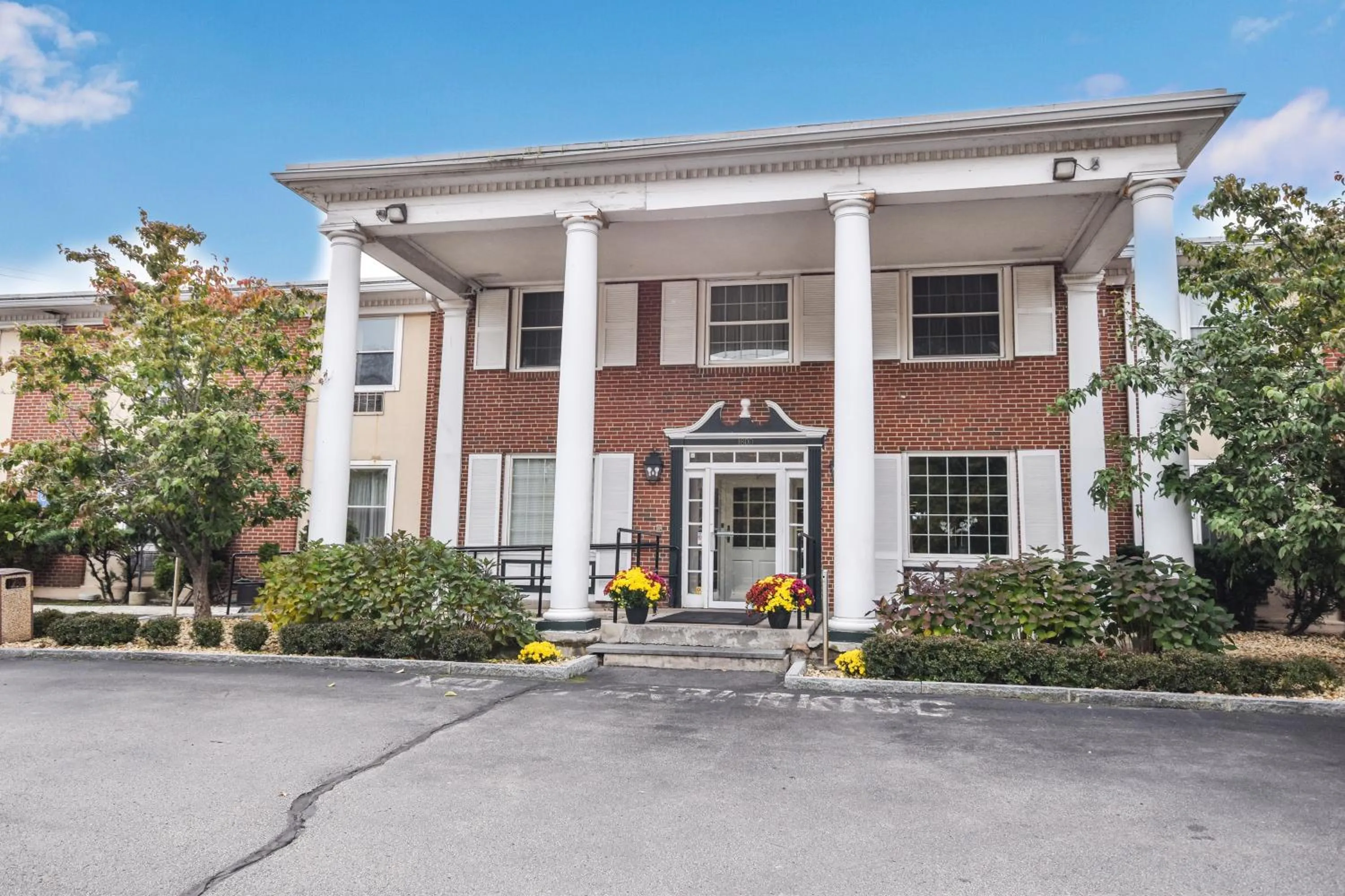 Facade/entrance in Charles River Inn