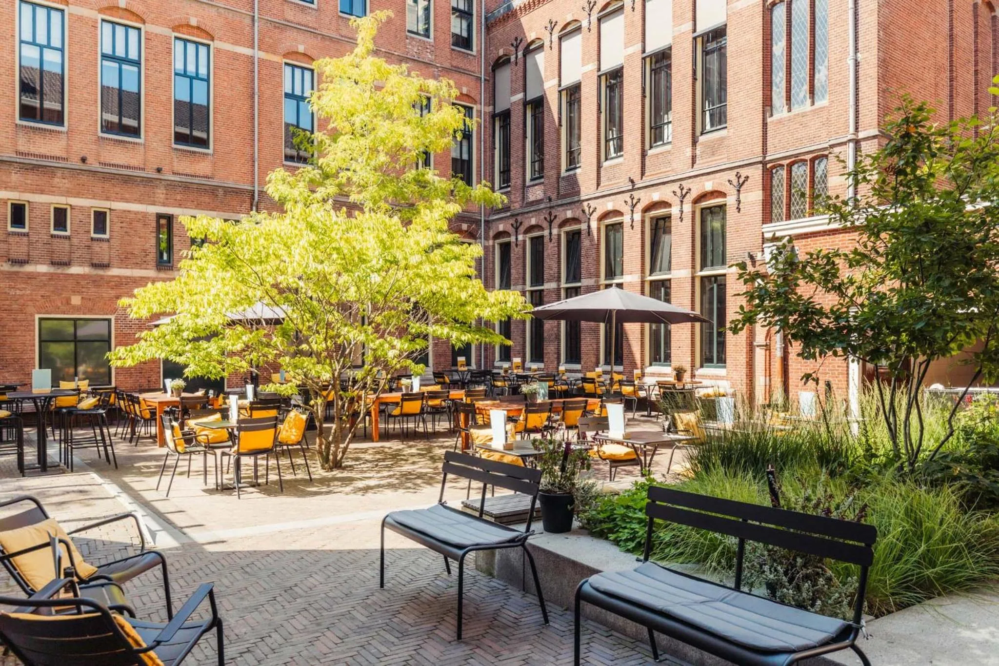 Restaurant/places to eat in Post-Plaza Hotel & Grand Café